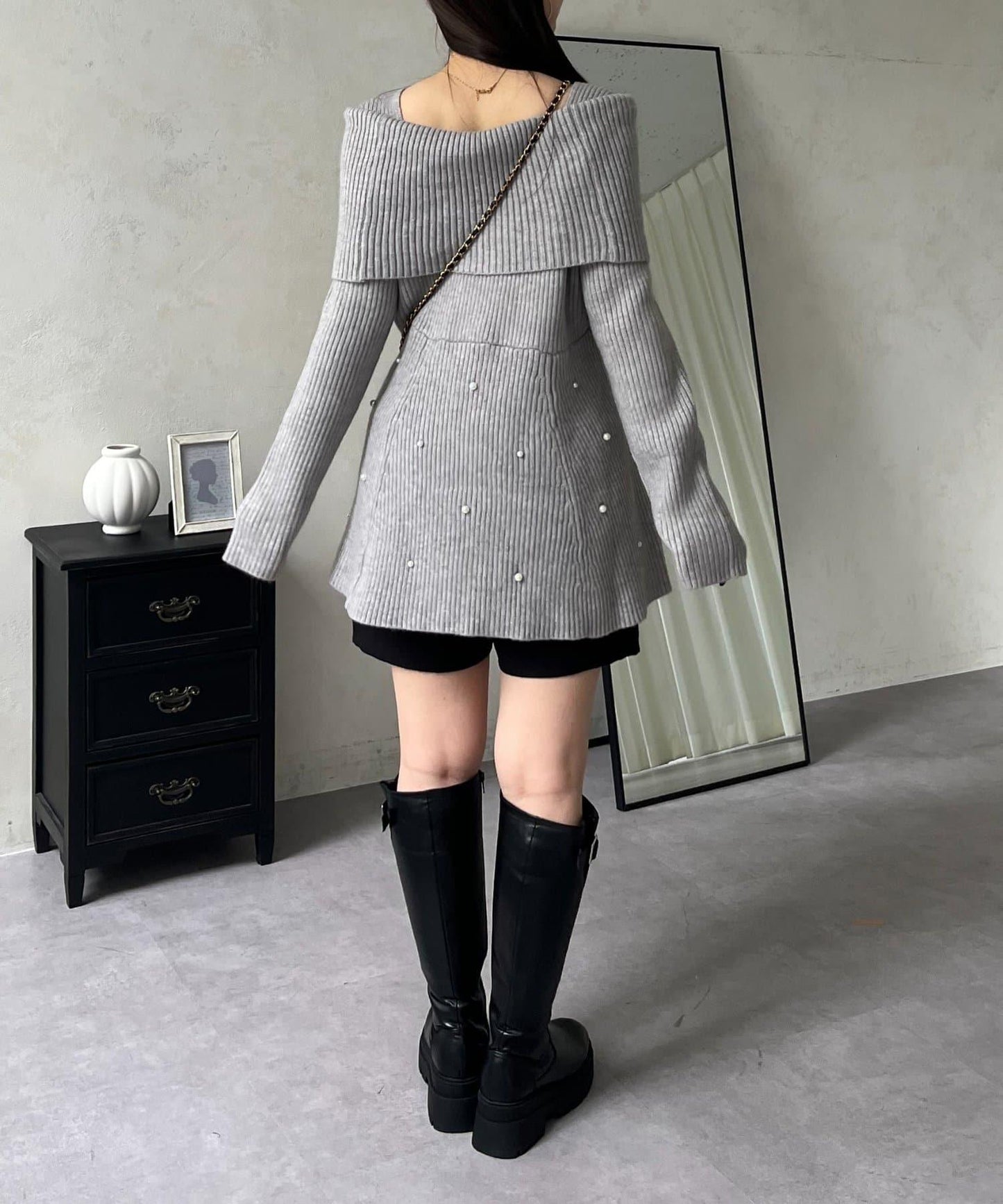 【防靜電】下襬珍珠一字肩荷葉邊針織衫