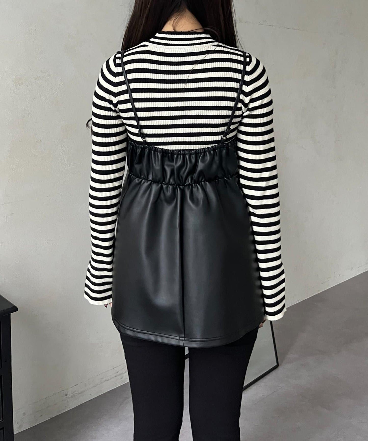 前褶皺荷葉邊皮革吊帶上衣