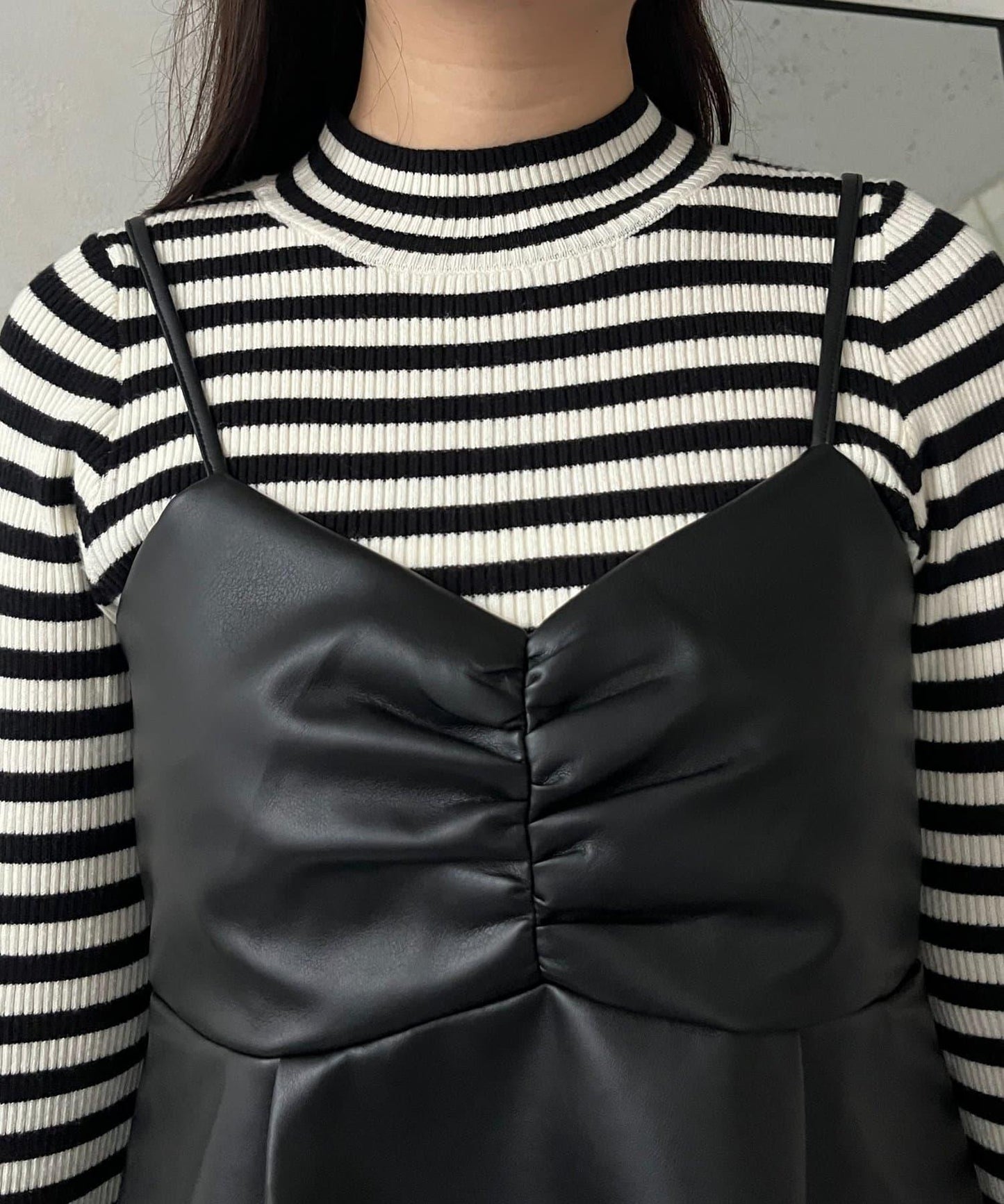 前褶皺荷葉邊皮革吊帶上衣