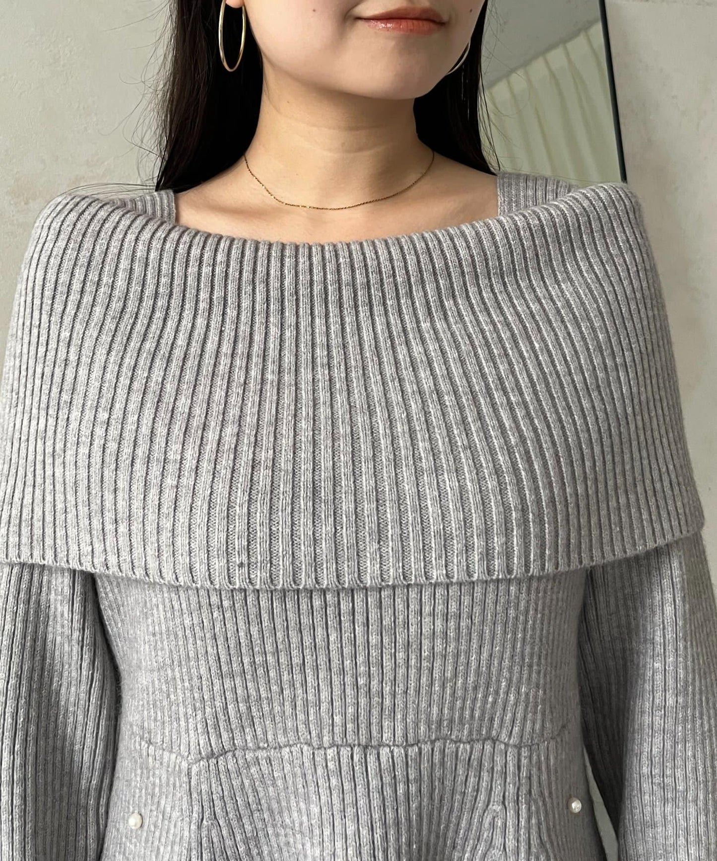 【防靜電】下襬珍珠一字肩荷葉邊針織衫