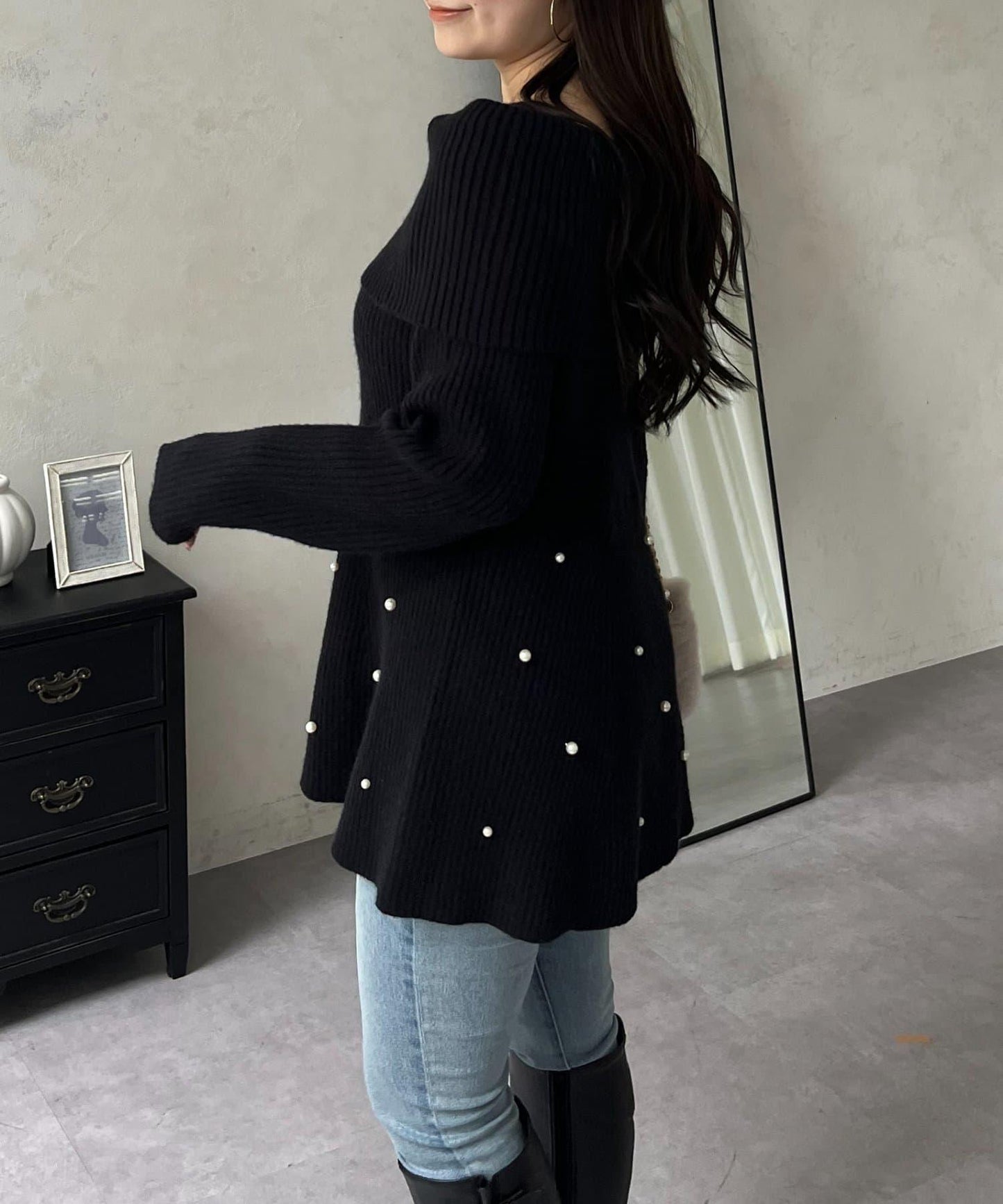 【防靜電】下襬珍珠一字肩荷葉邊針織衫