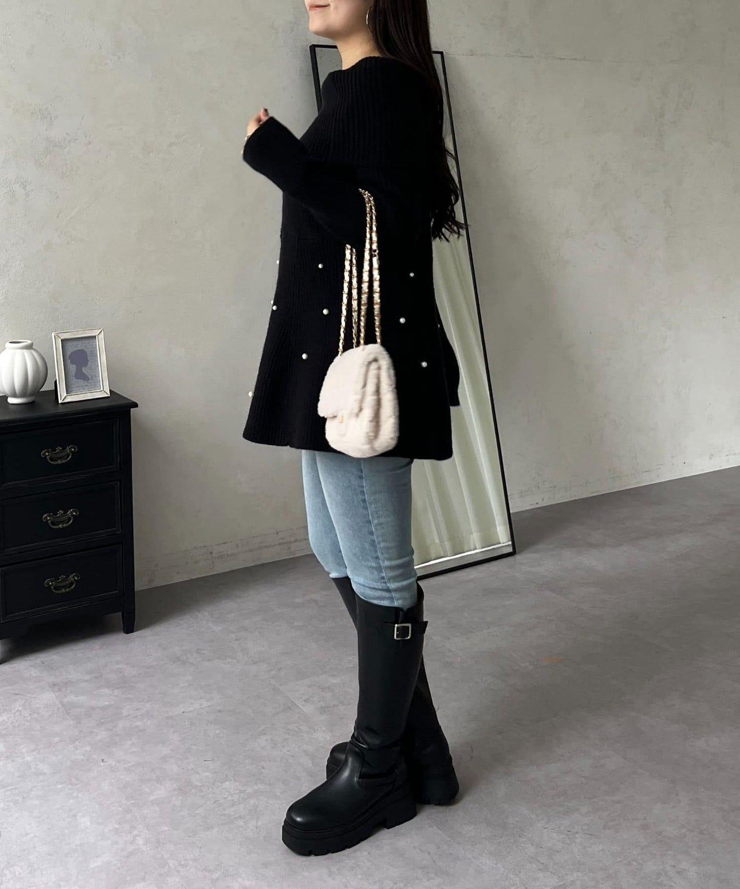 【防靜電】下襬珍珠一字肩荷葉邊針織衫