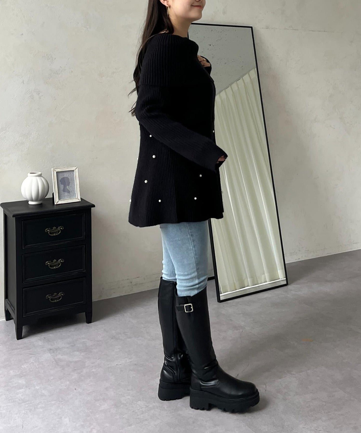 【防靜電】下襬珍珠一字肩荷葉邊針織衫