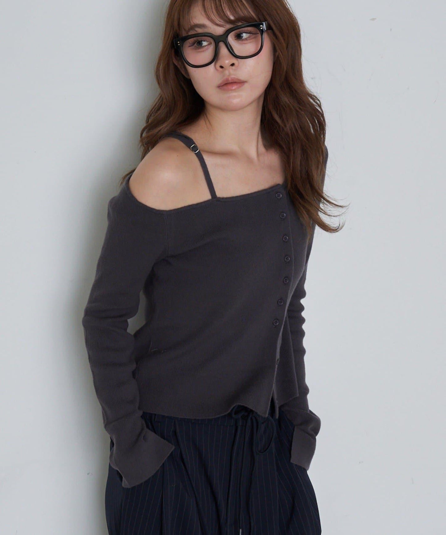 單肩前開扣羅紋針織衫