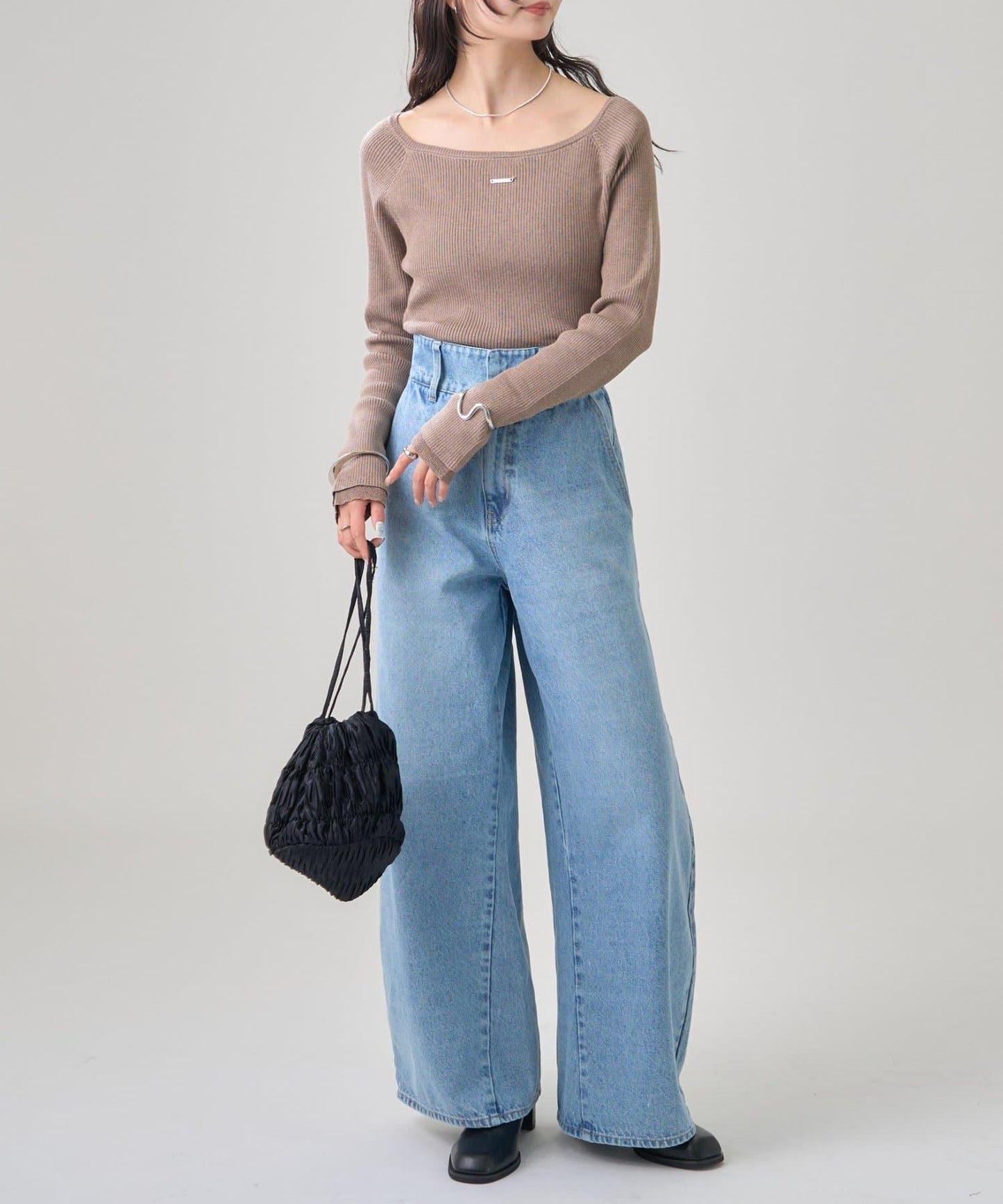 帶飾牌圓領羅紋針織衫