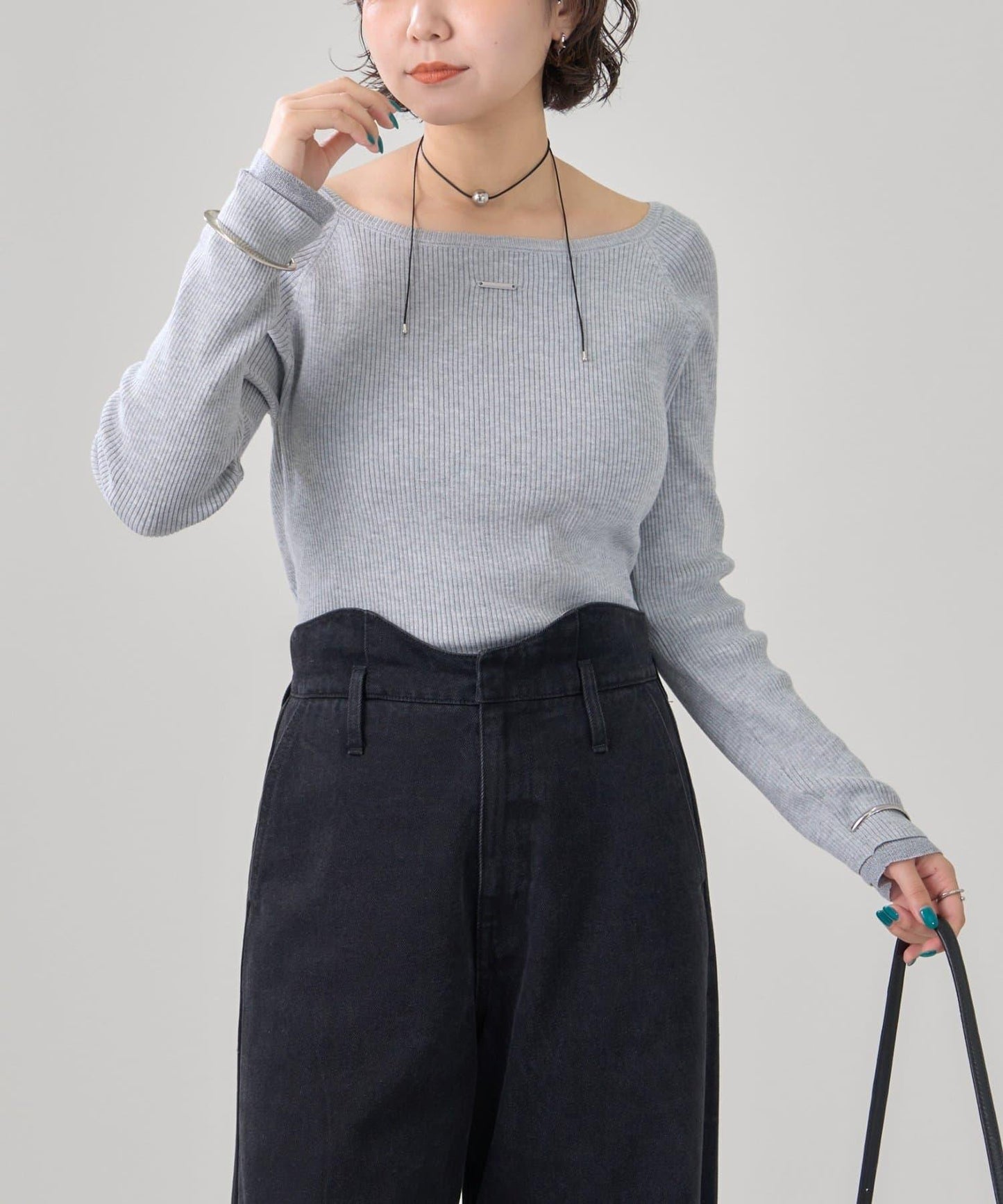 帶飾牌圓領羅紋針織衫