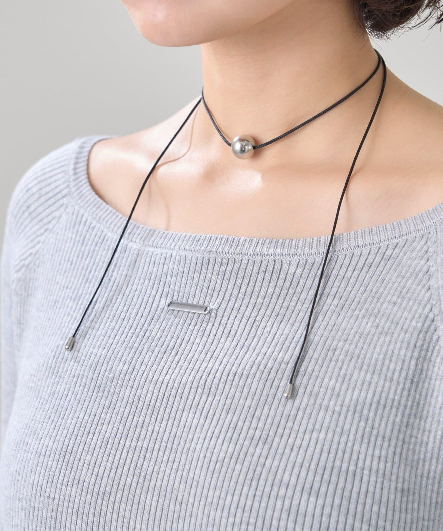 帶飾牌圓領羅紋針織衫