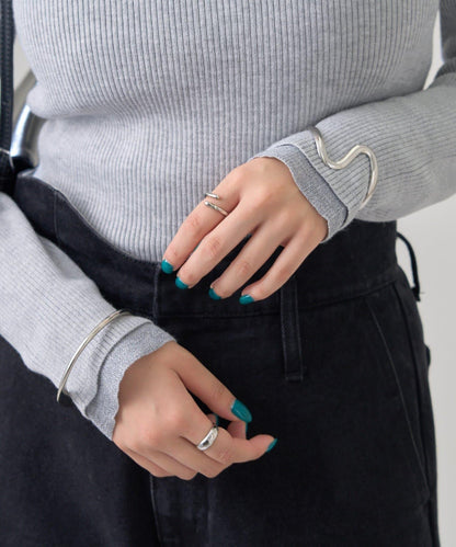 帶飾牌圓領羅紋針織衫