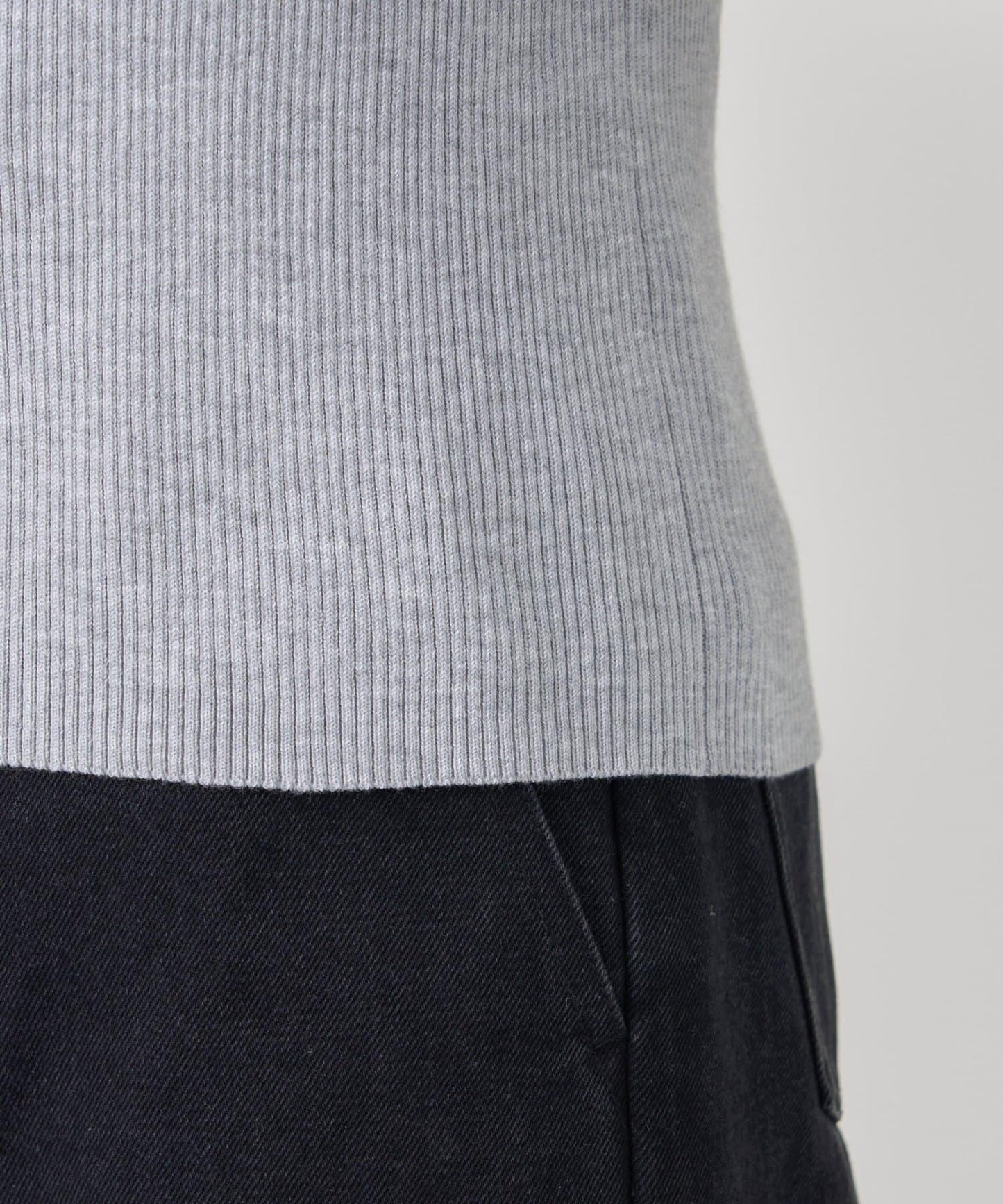 帶飾牌圓領羅紋針織衫