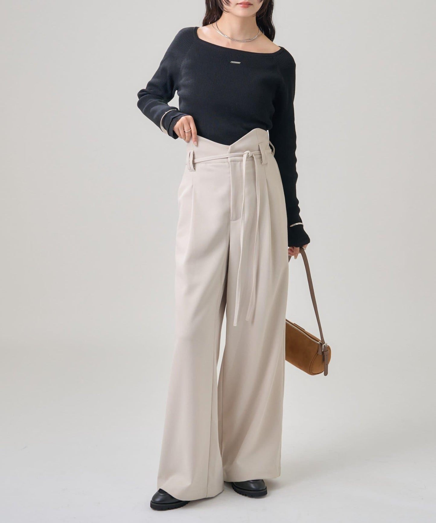 帶飾牌圓領羅紋針織衫