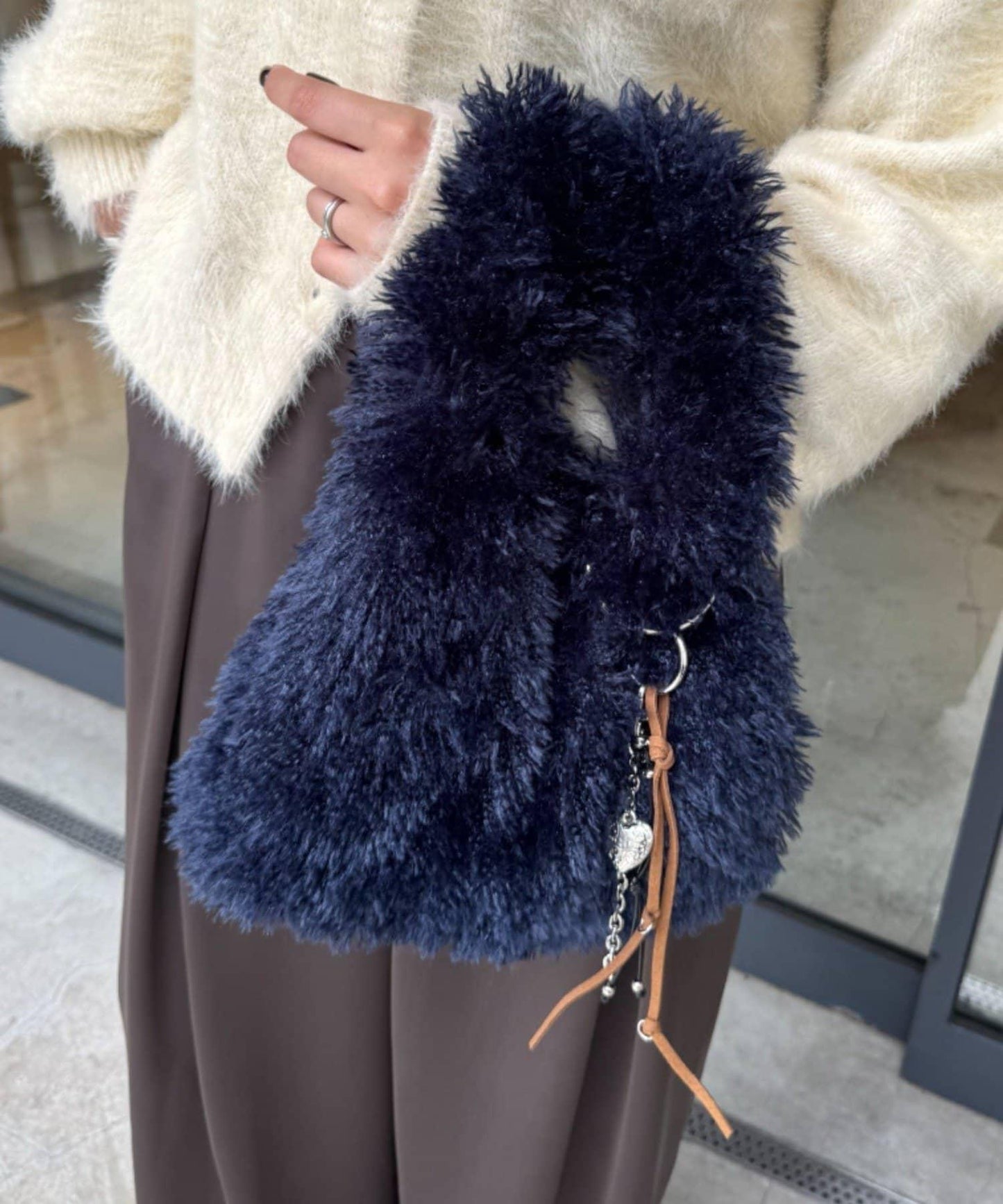 帶登山扣毛絨手提包