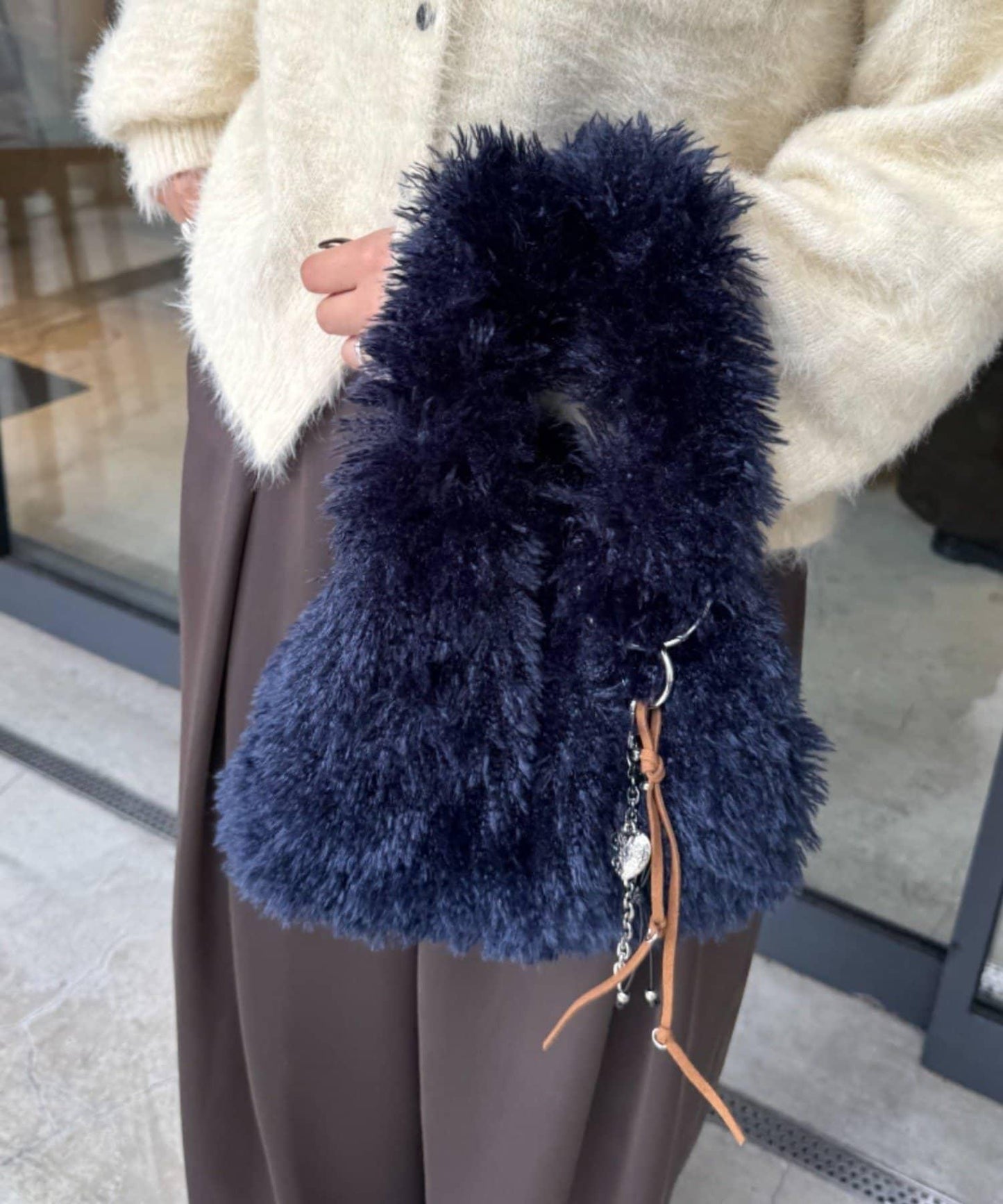 帶登山扣毛絨手提包