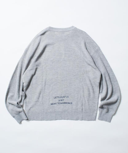 寬鬆版型字母隨機刺繡圓領針織衫
