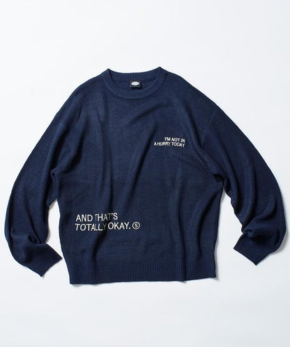 寬鬆版型字母隨機刺繡圓領針織衫