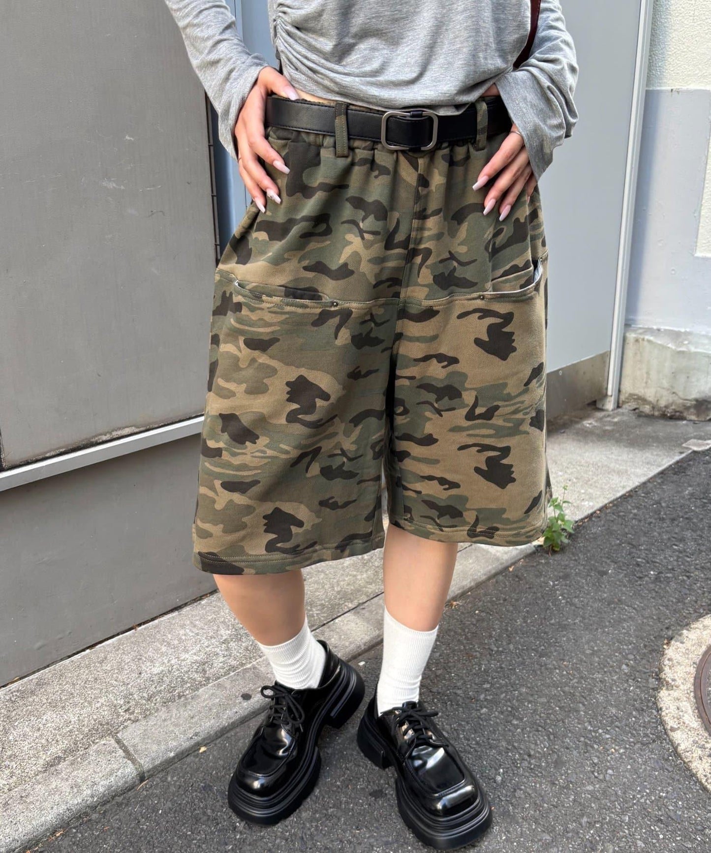 【WHO'S WHO gallery】斜插口袋印花休閒短褲