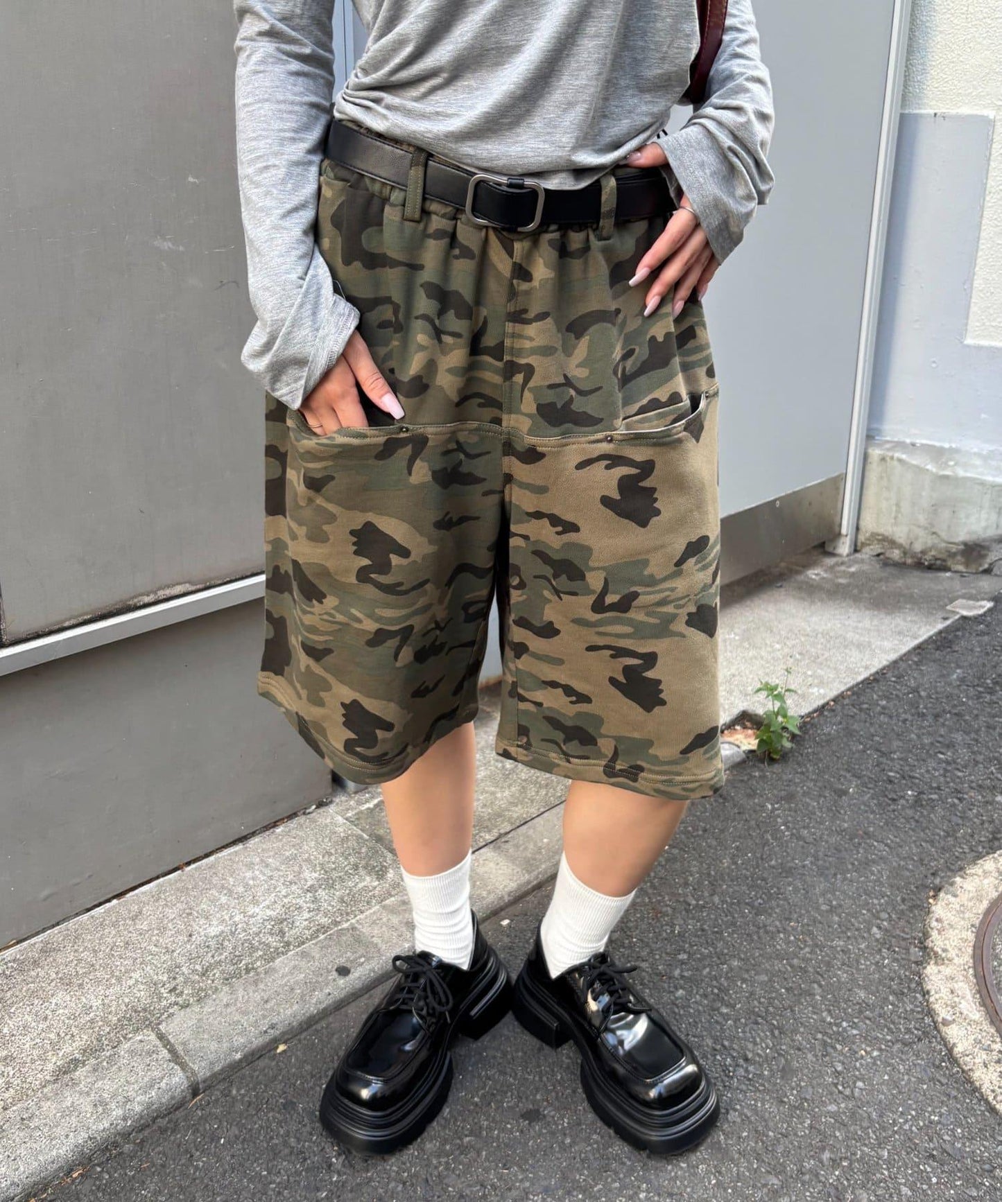 【WHO'S WHO gallery】斜插口袋印花休閒短褲