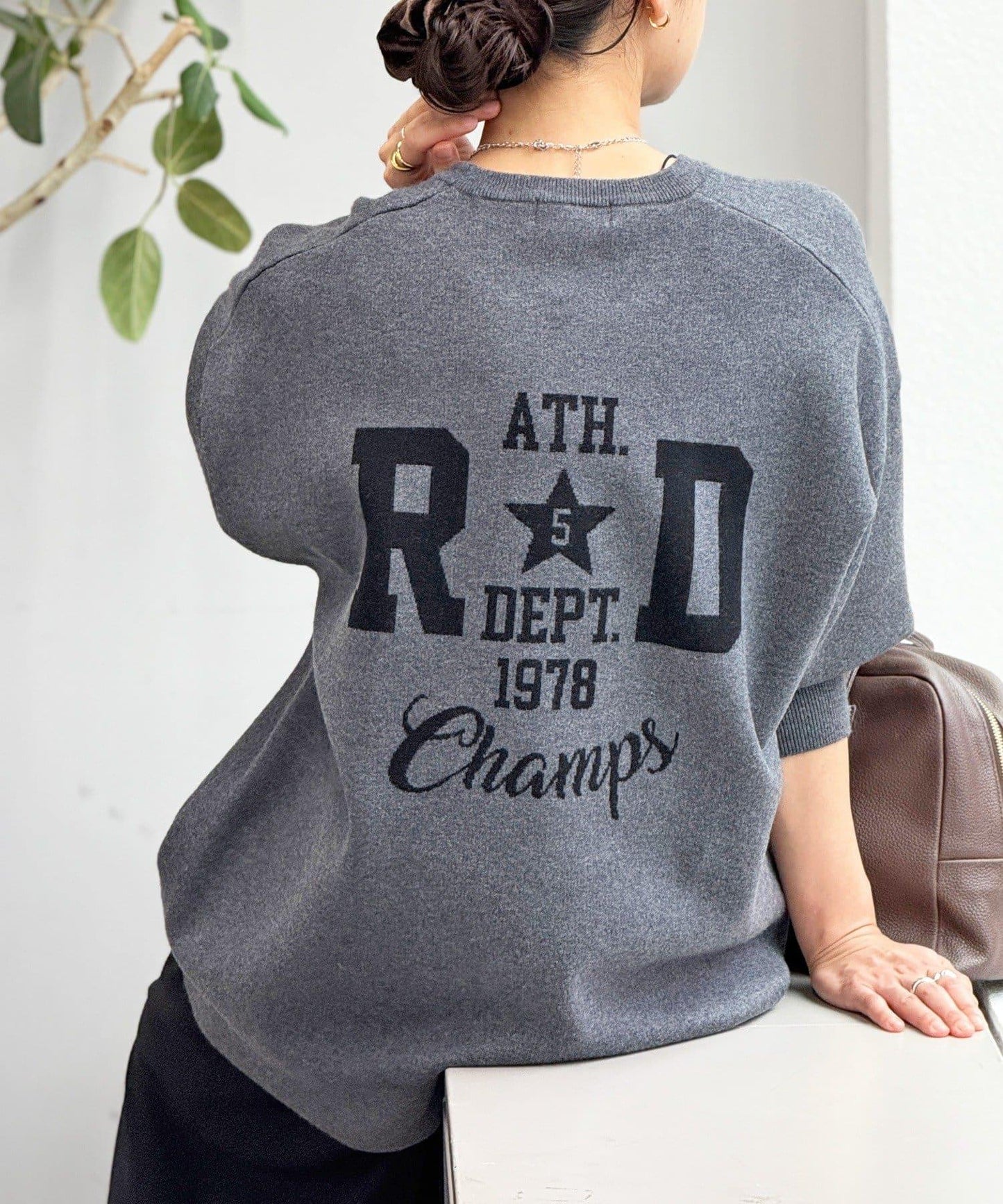 【背部標誌吸睛】運動標誌針織衫