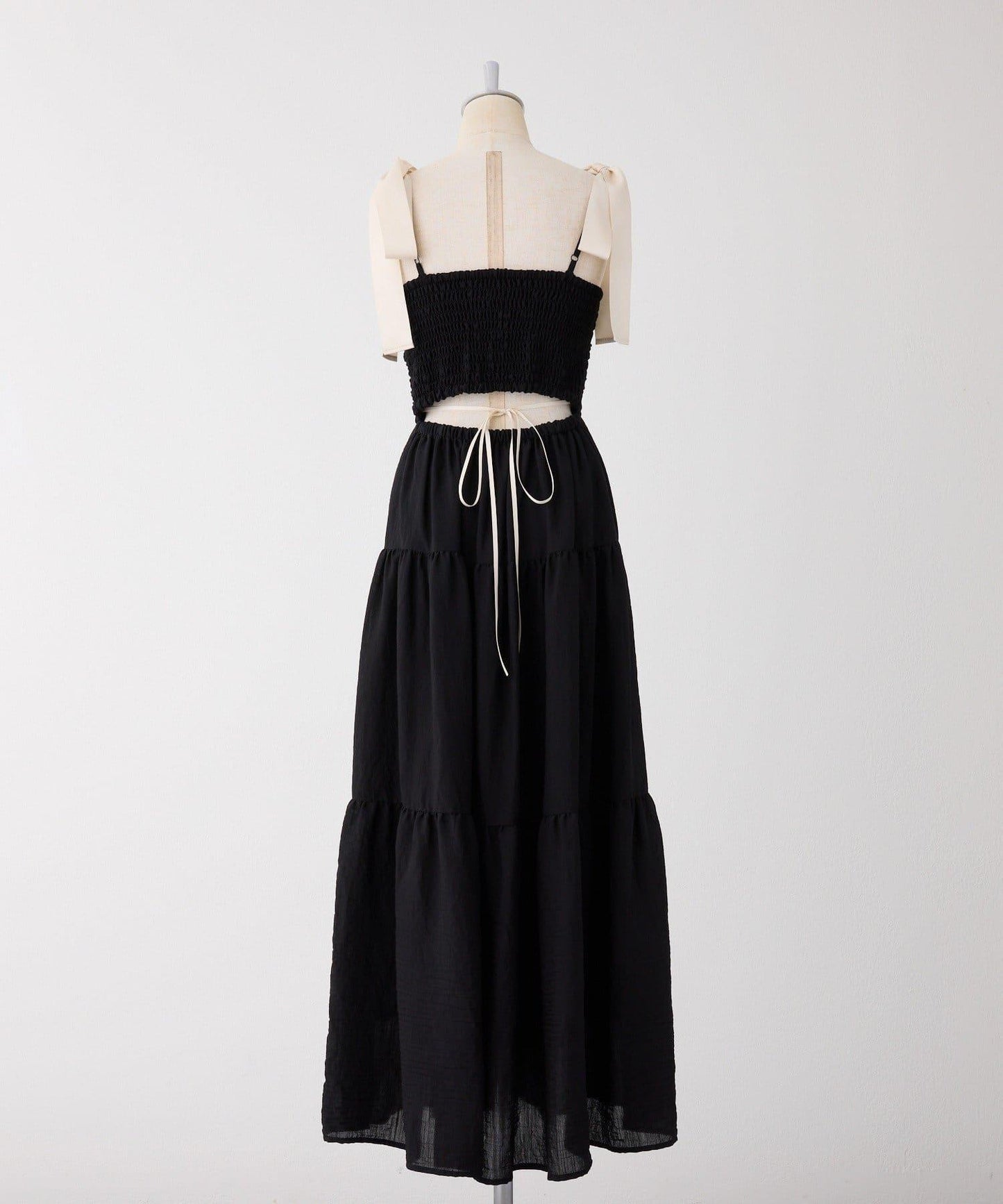 背部鏤空吊帶連衣裙