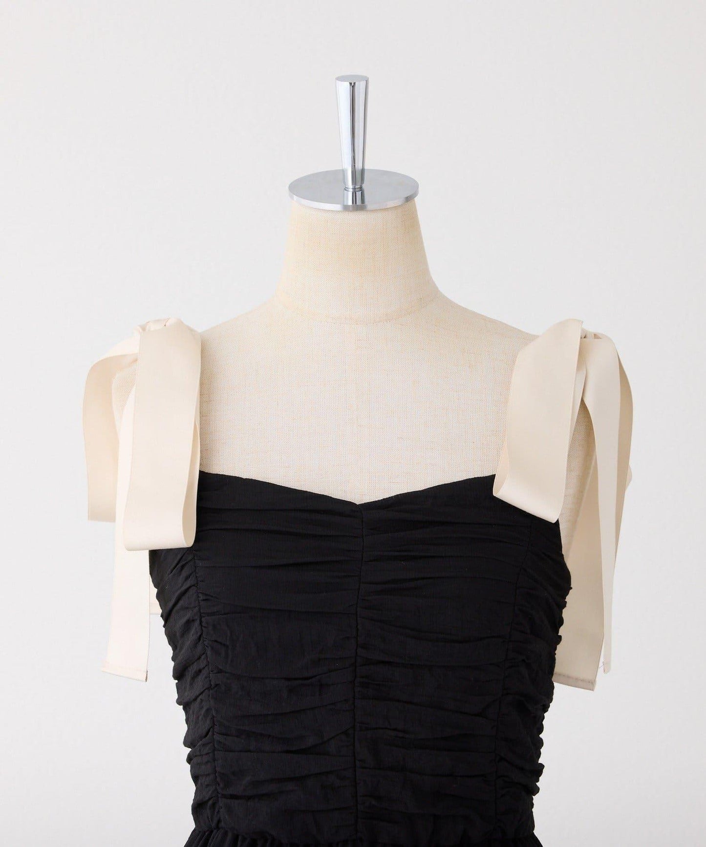 背部鏤空吊帶連衣裙