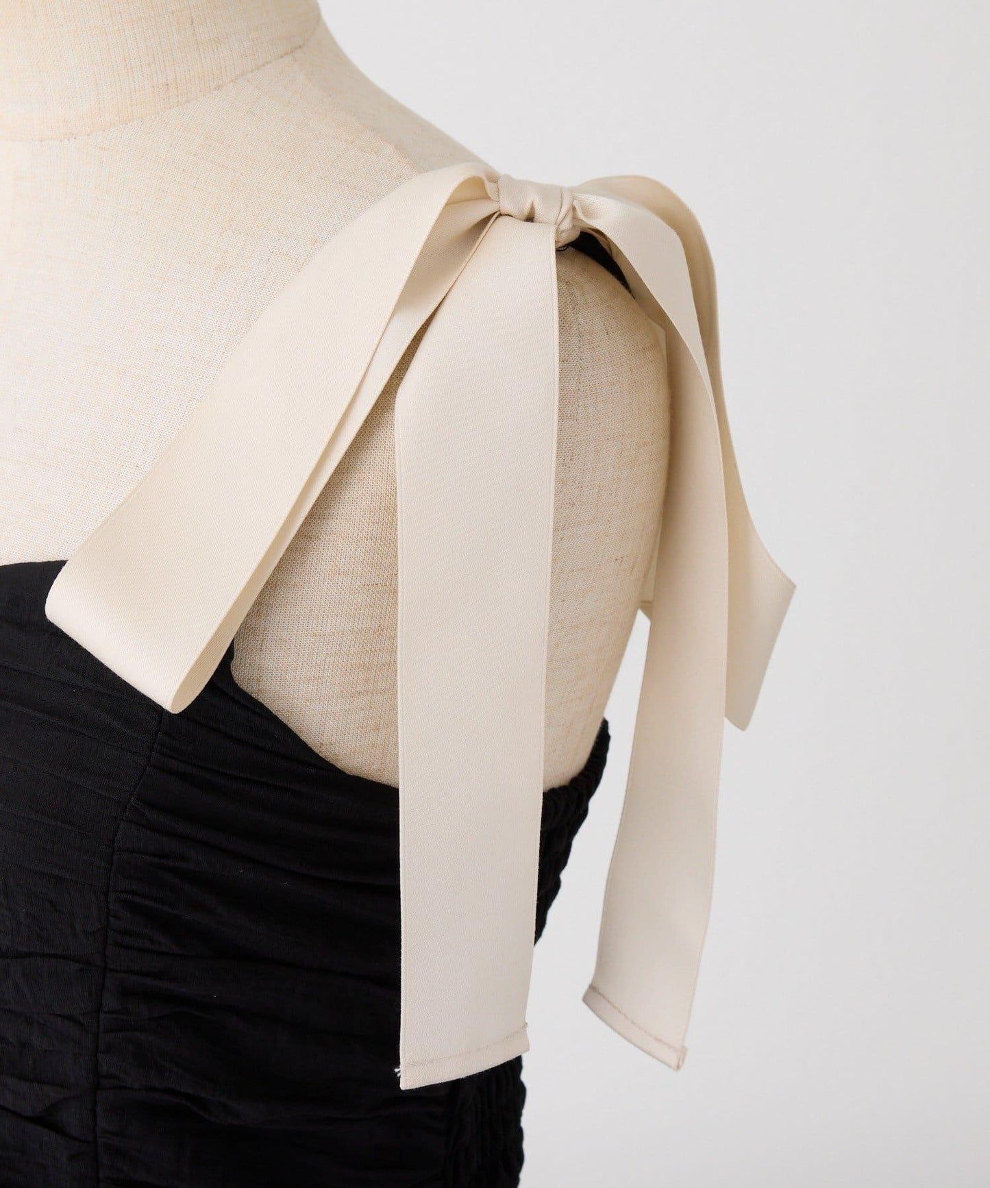 背部鏤空吊帶連衣裙