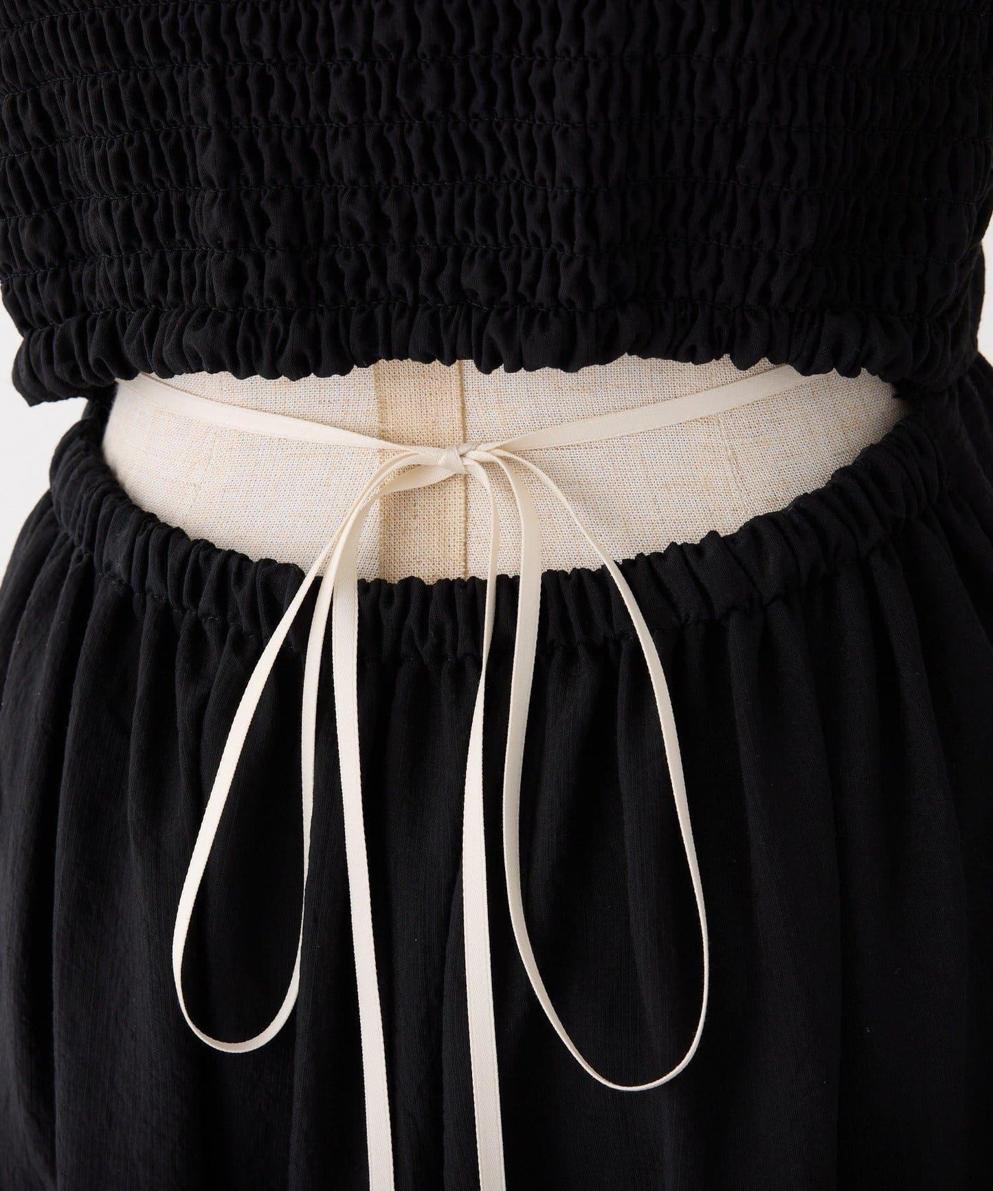 背部鏤空吊帶連衣裙