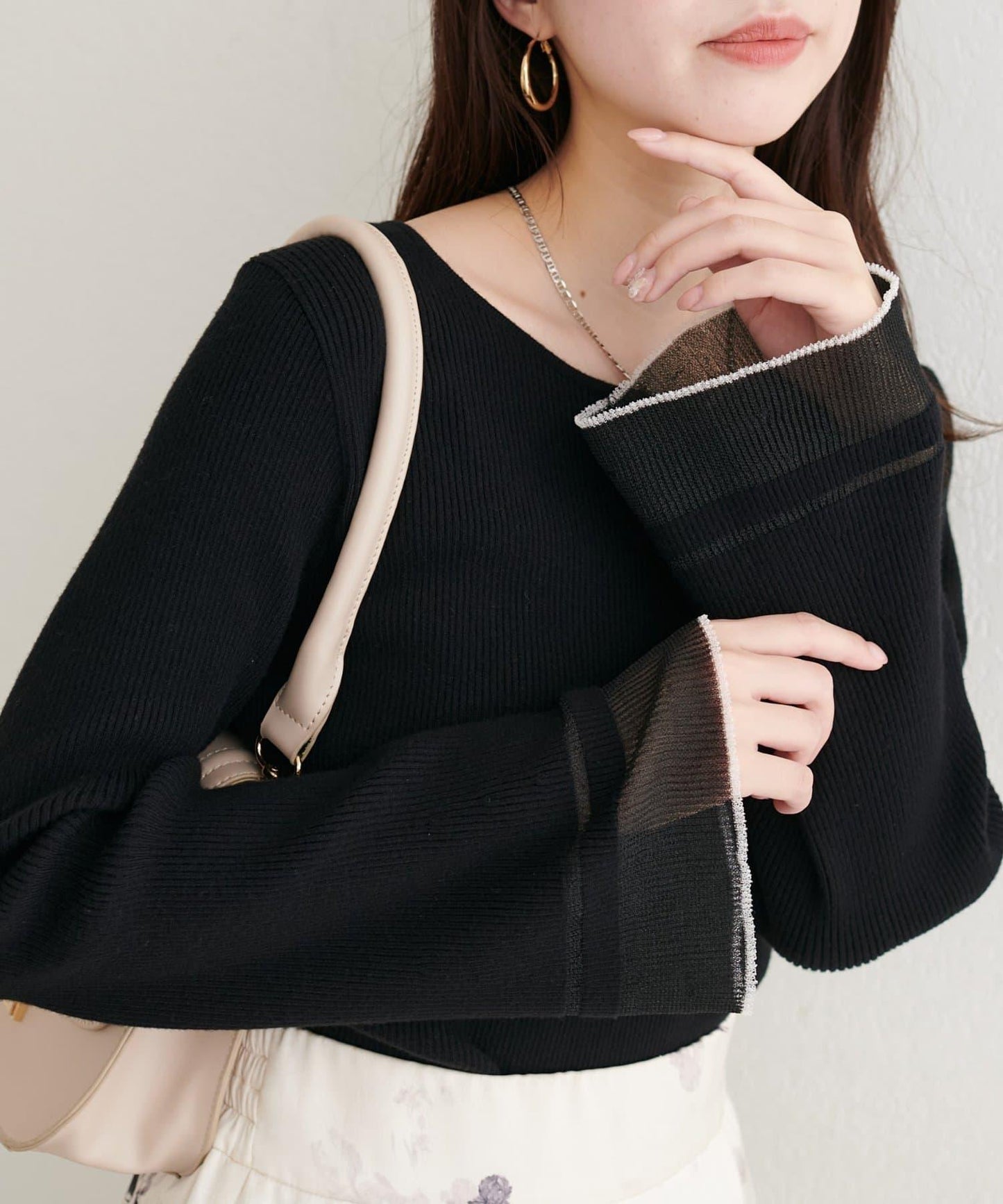 袖口透視喇叭袖針織衫