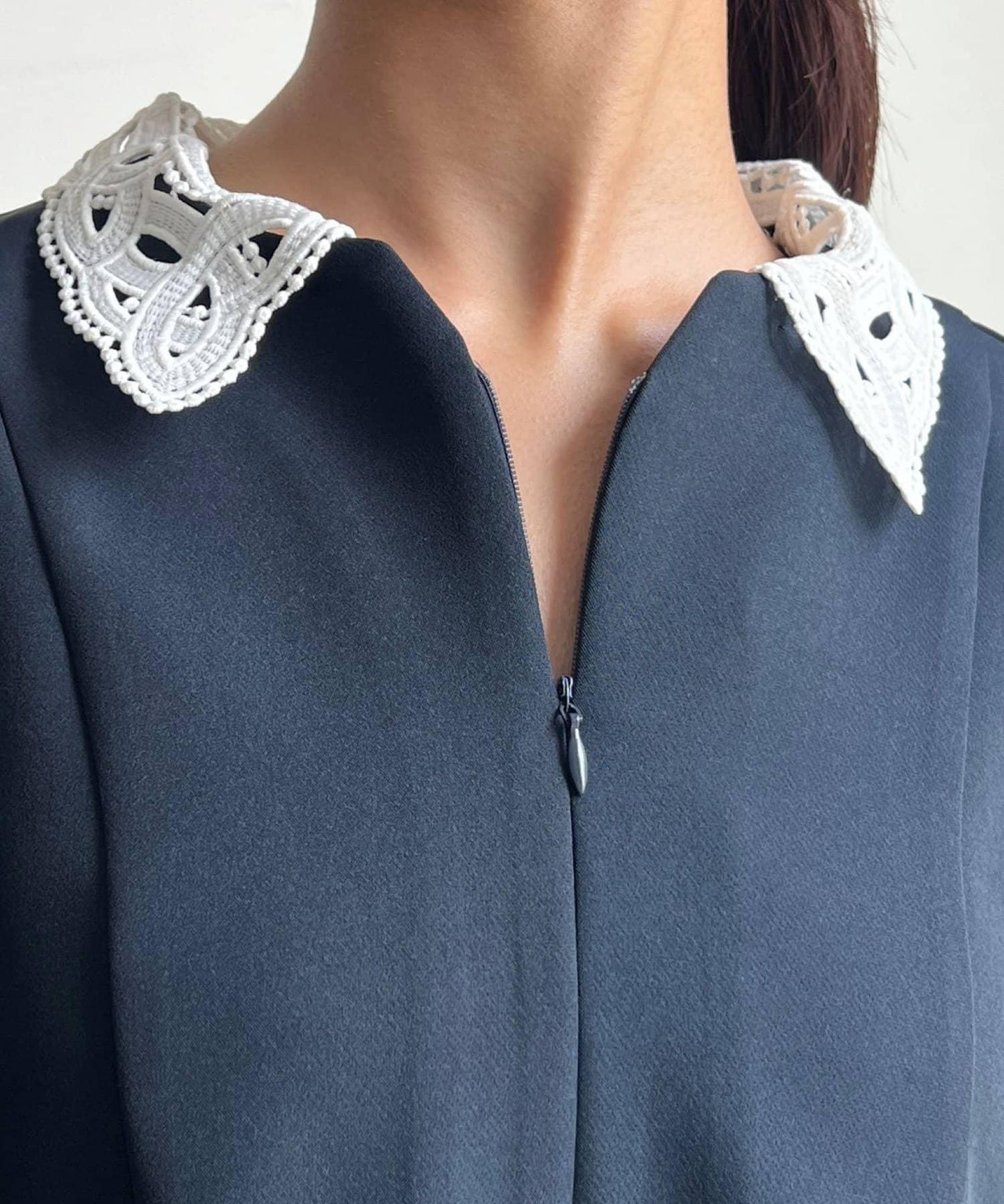 【MAYURI企畫】【適合正式場合】可拆卸領前拉鍊荷葉邊下襬襯衫