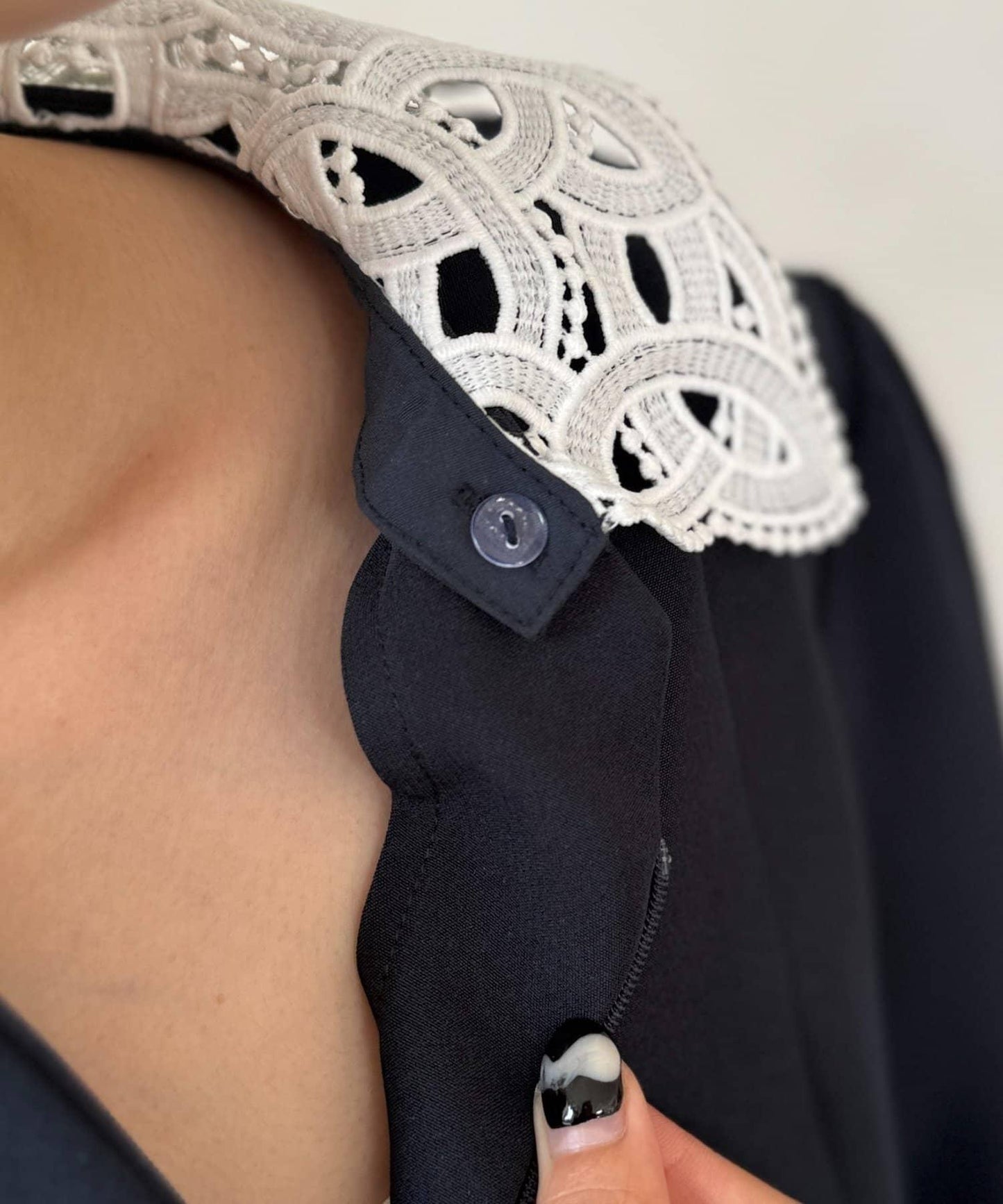 【MAYURI企畫】【適合正式場合】可拆卸領前拉鍊荷葉邊下襬襯衫