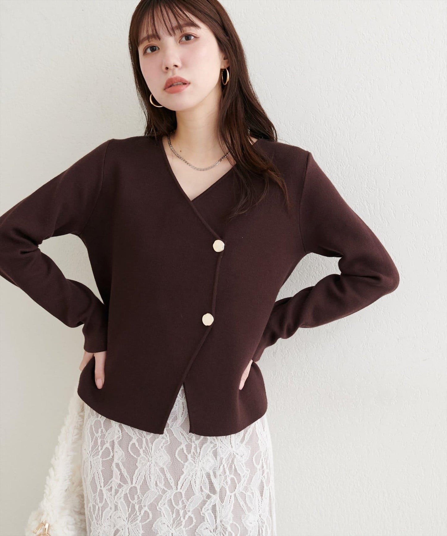 金色紐扣V領套頭衫