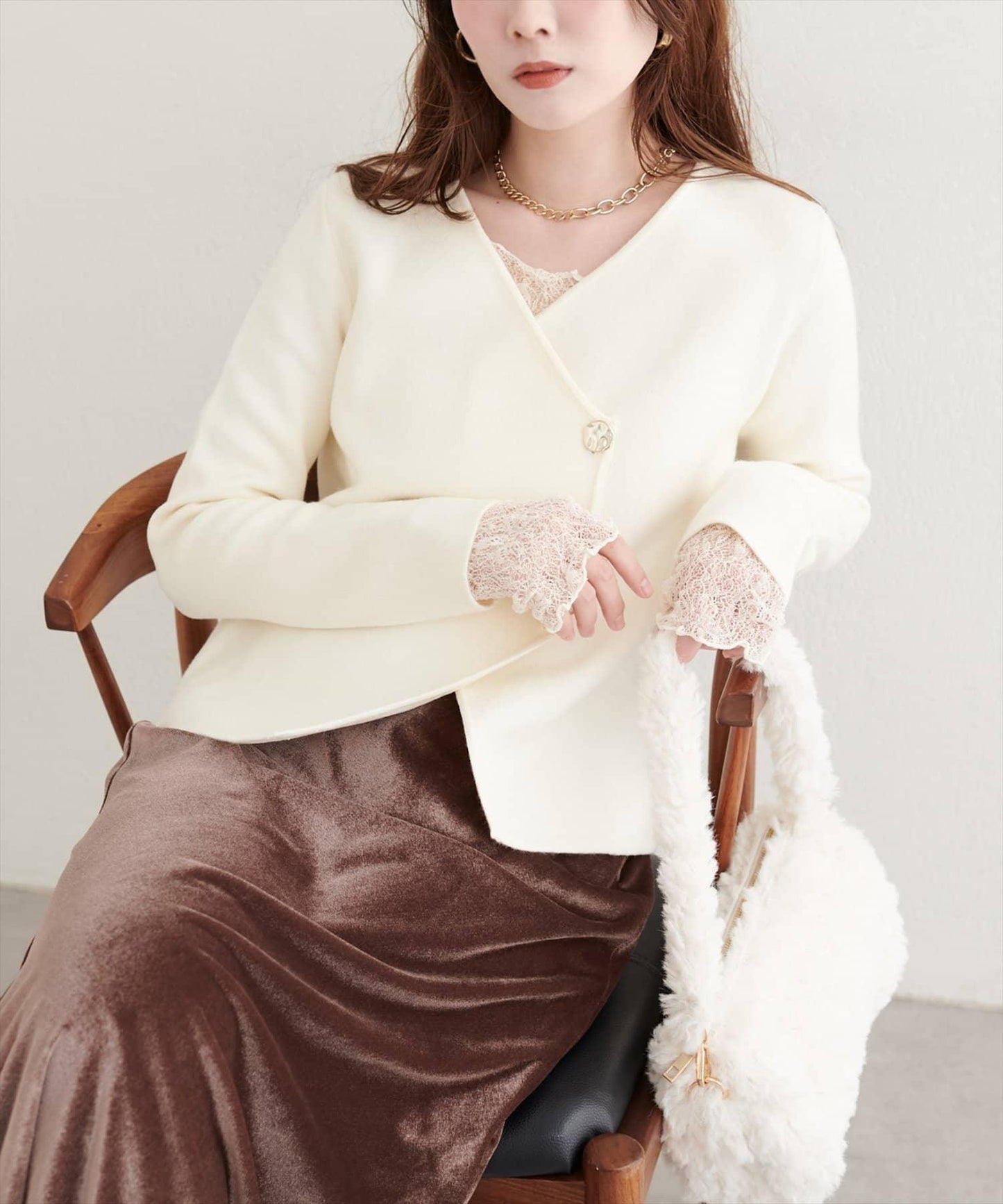 金色紐扣V領套頭衫