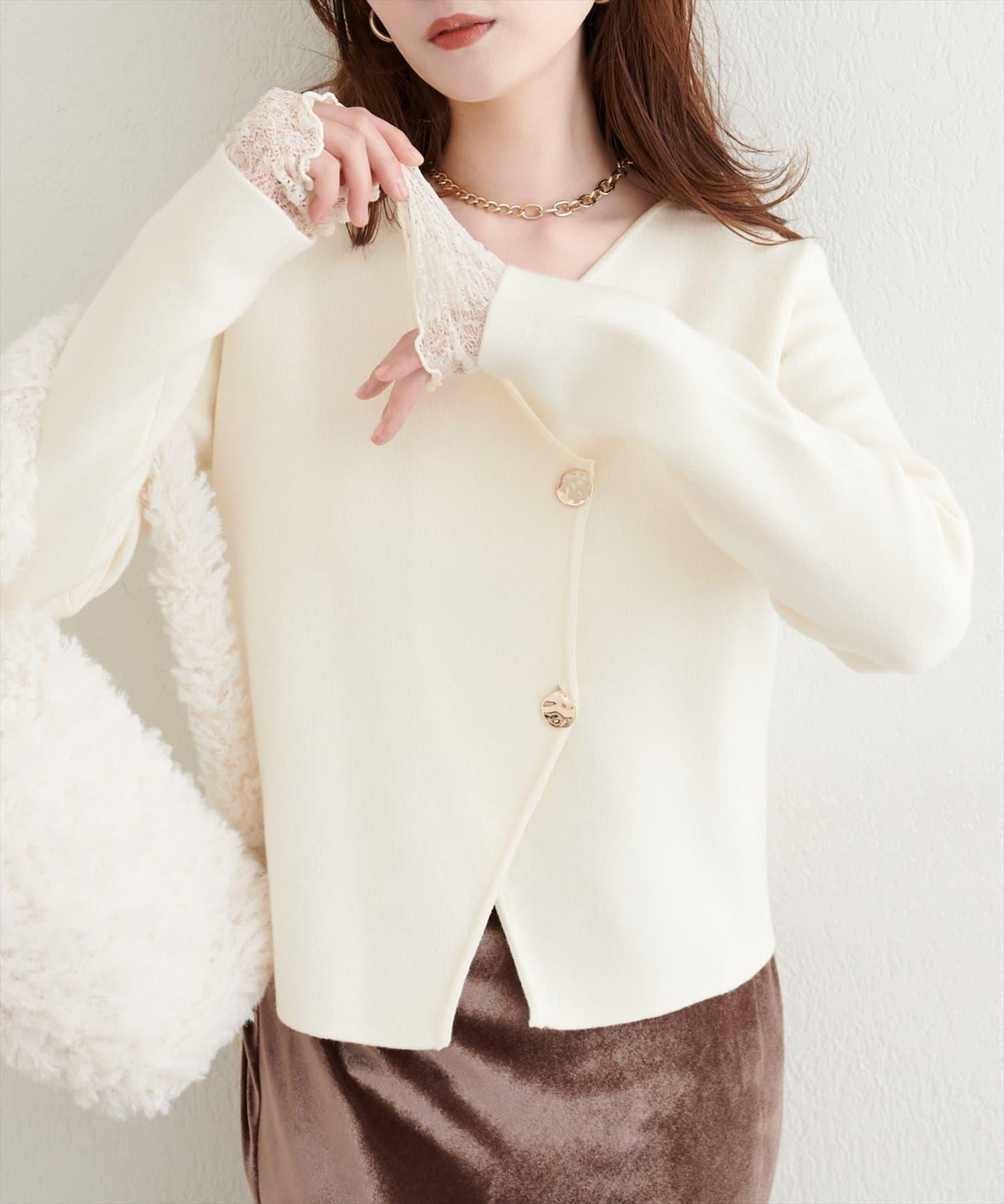 金色紐扣V領套頭衫