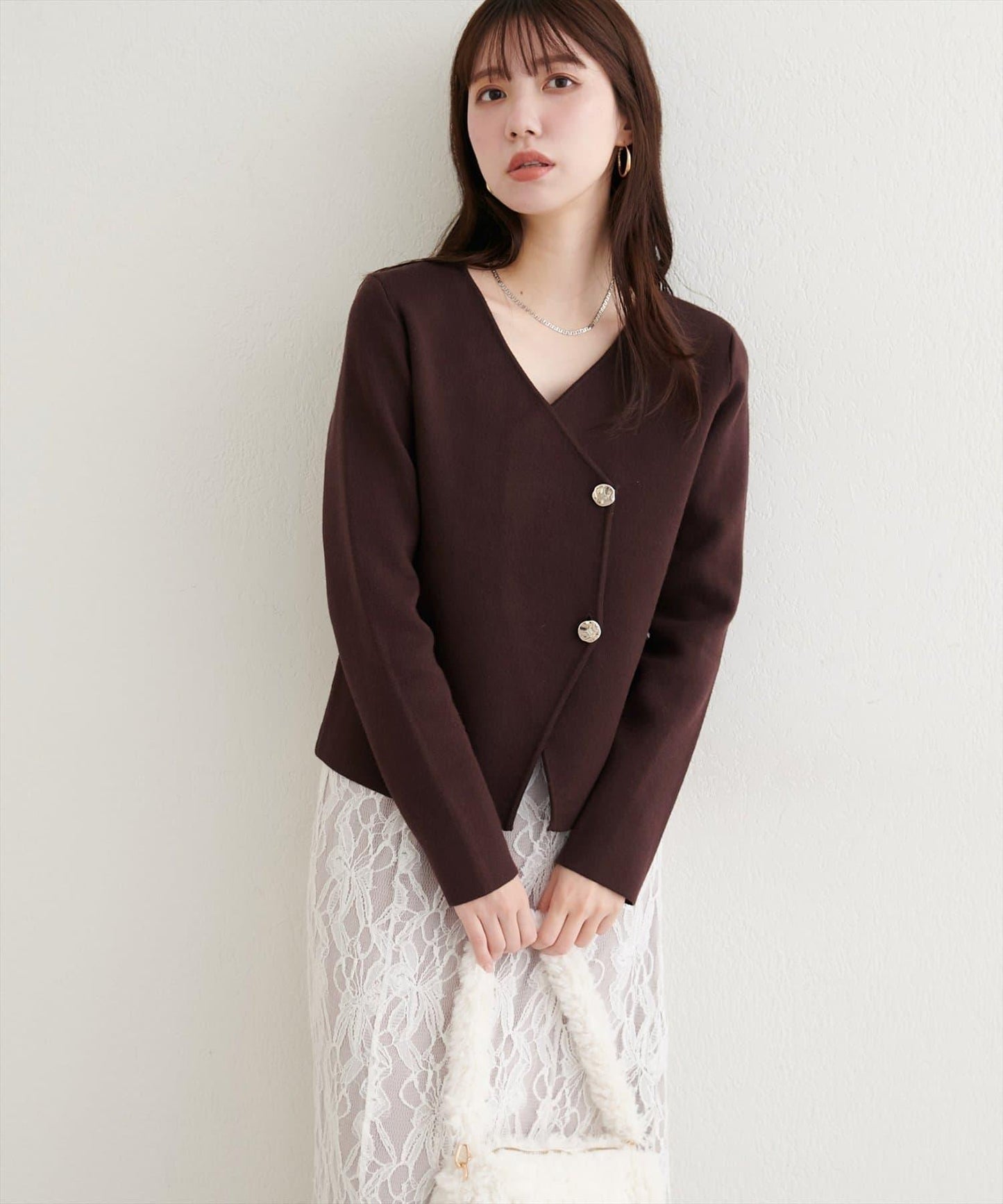 金色紐扣V領套頭衫