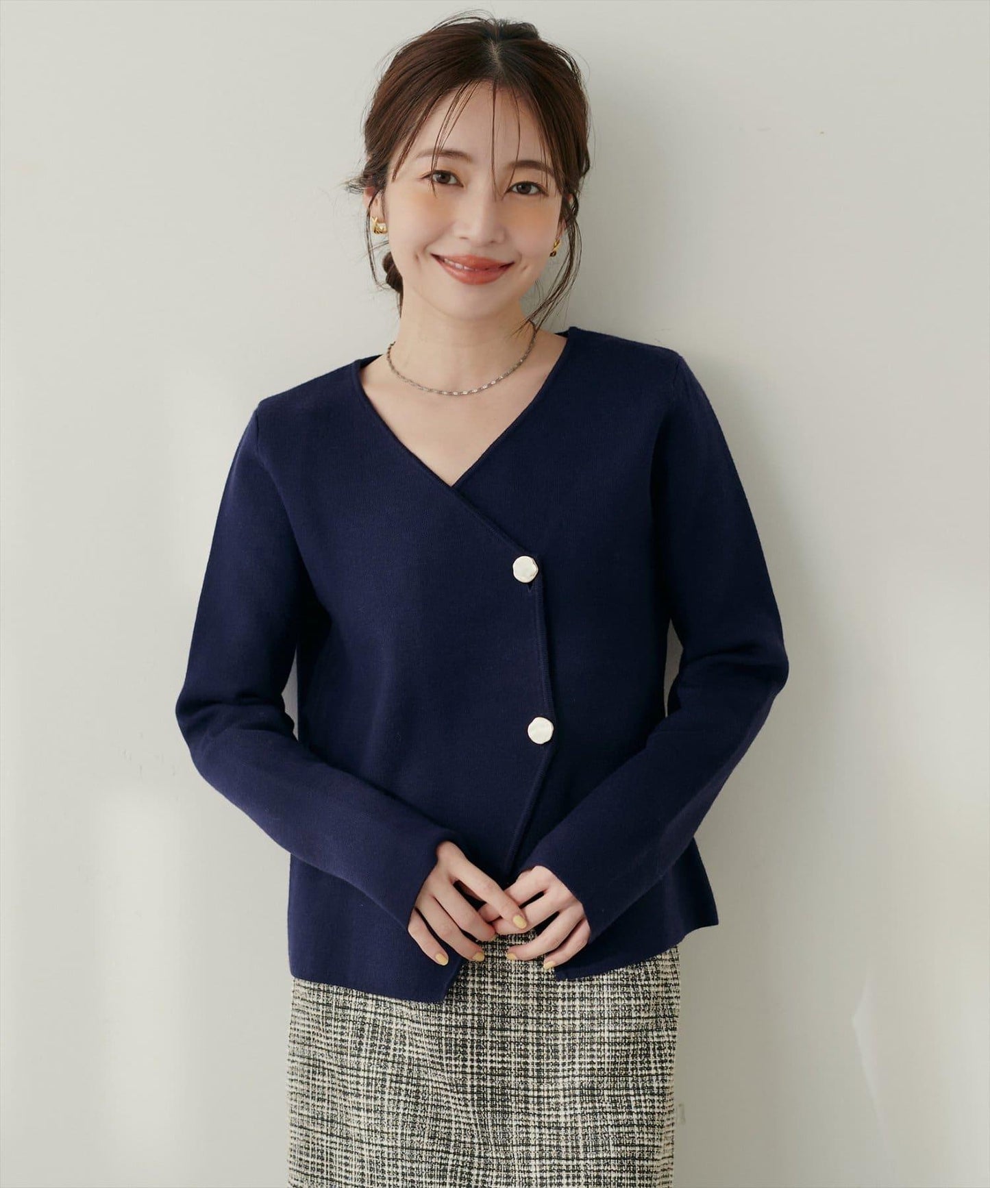 金色紐扣V領套頭衫