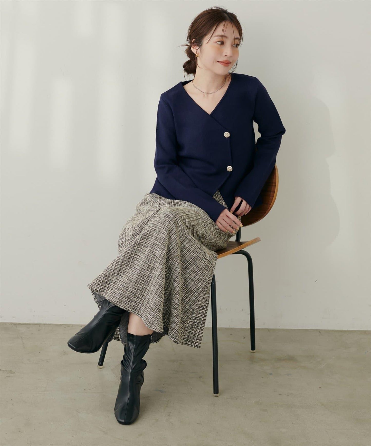 金色紐扣V領套頭衫