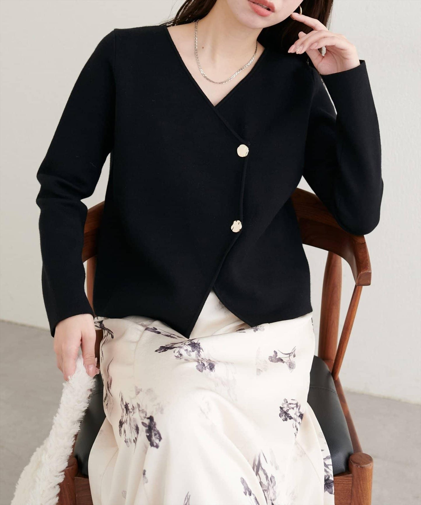 金色紐扣V領套頭衫