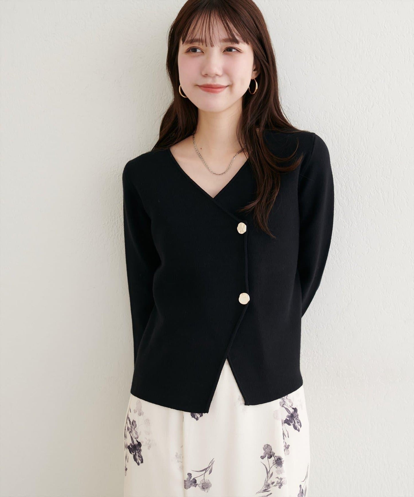 金色紐扣V領套頭衫