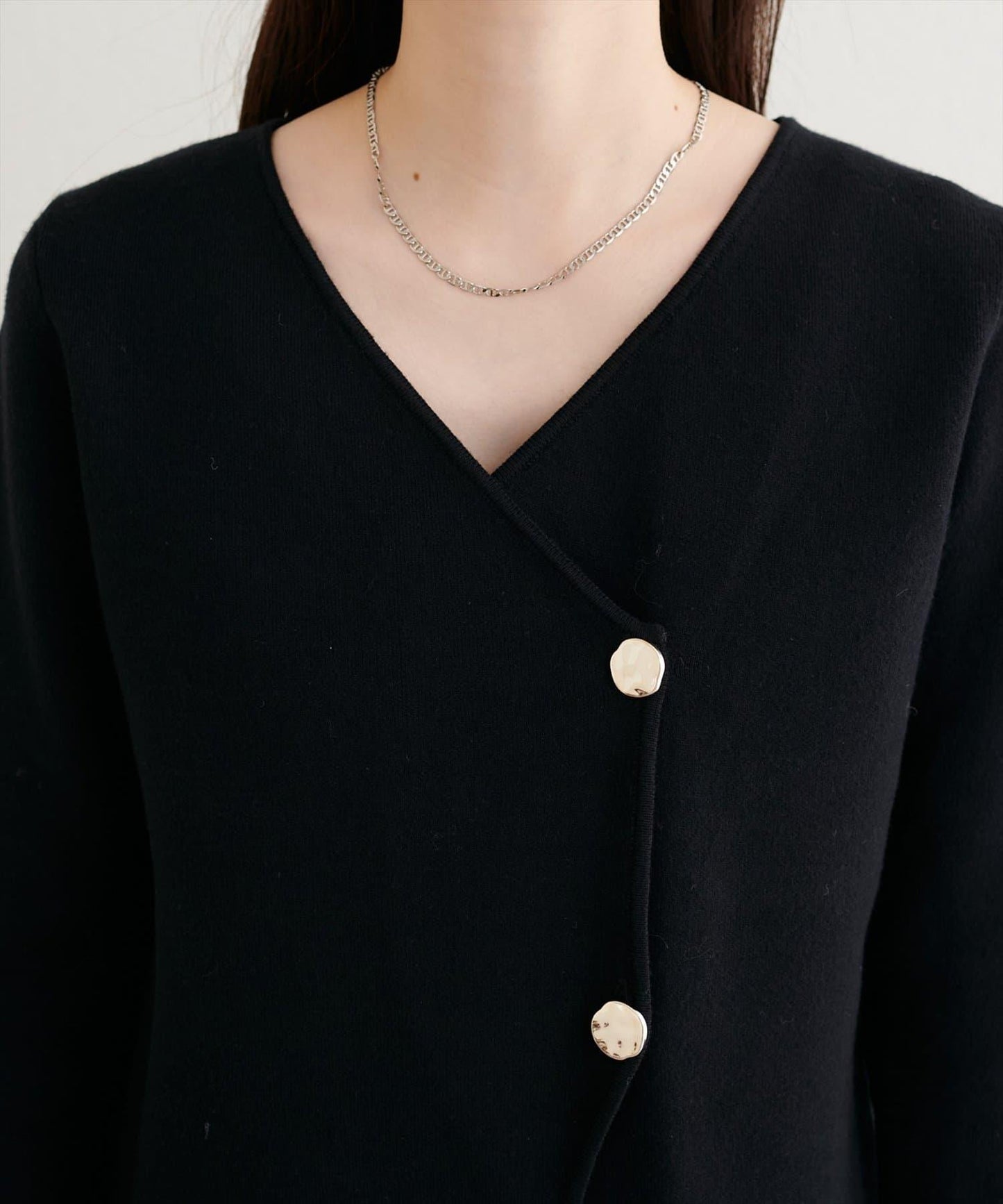 金色紐扣V領套頭衫