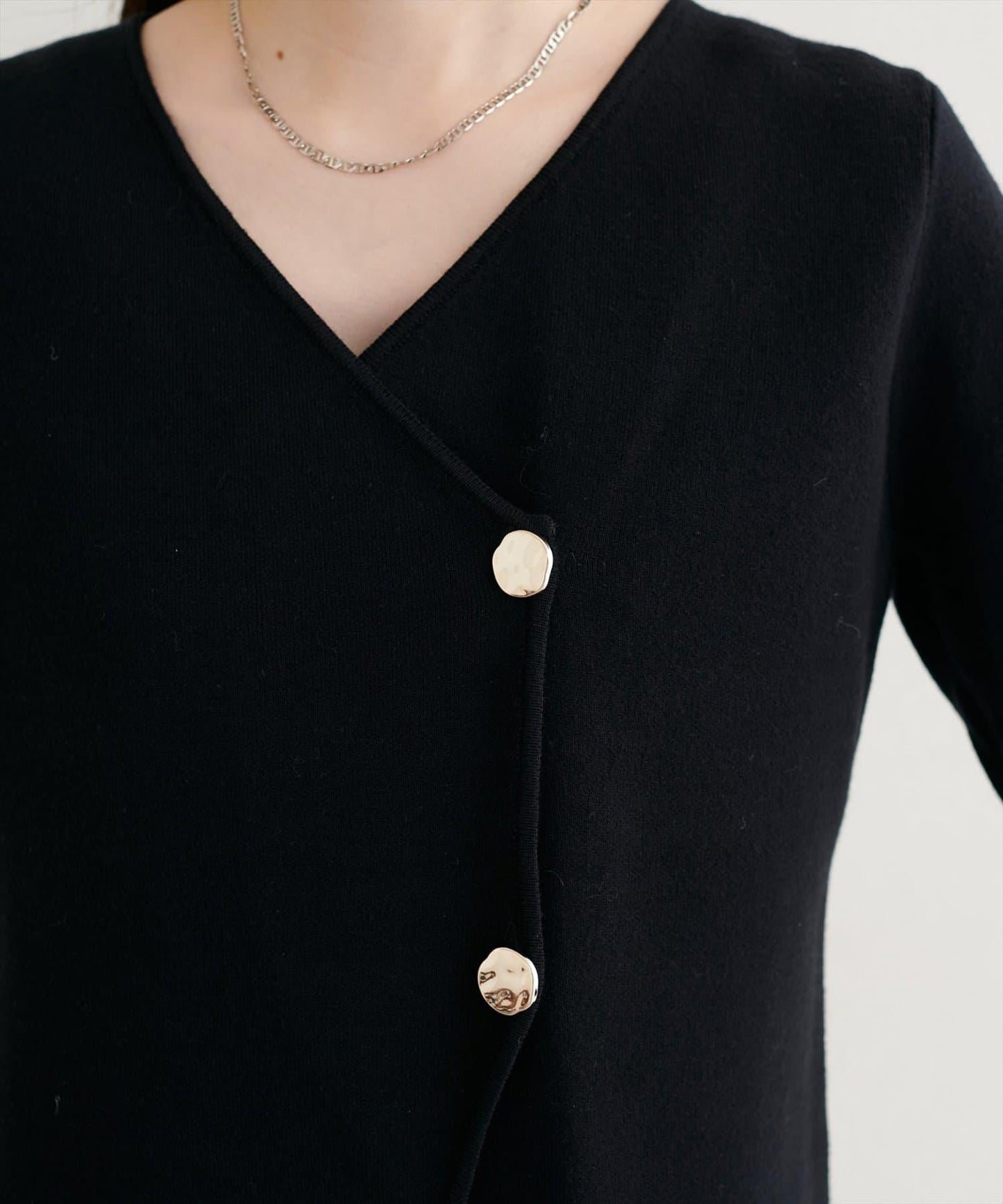 金色紐扣V領套頭衫