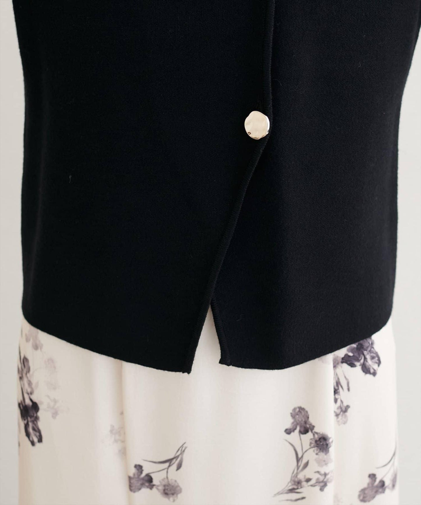 金色紐扣V領套頭衫