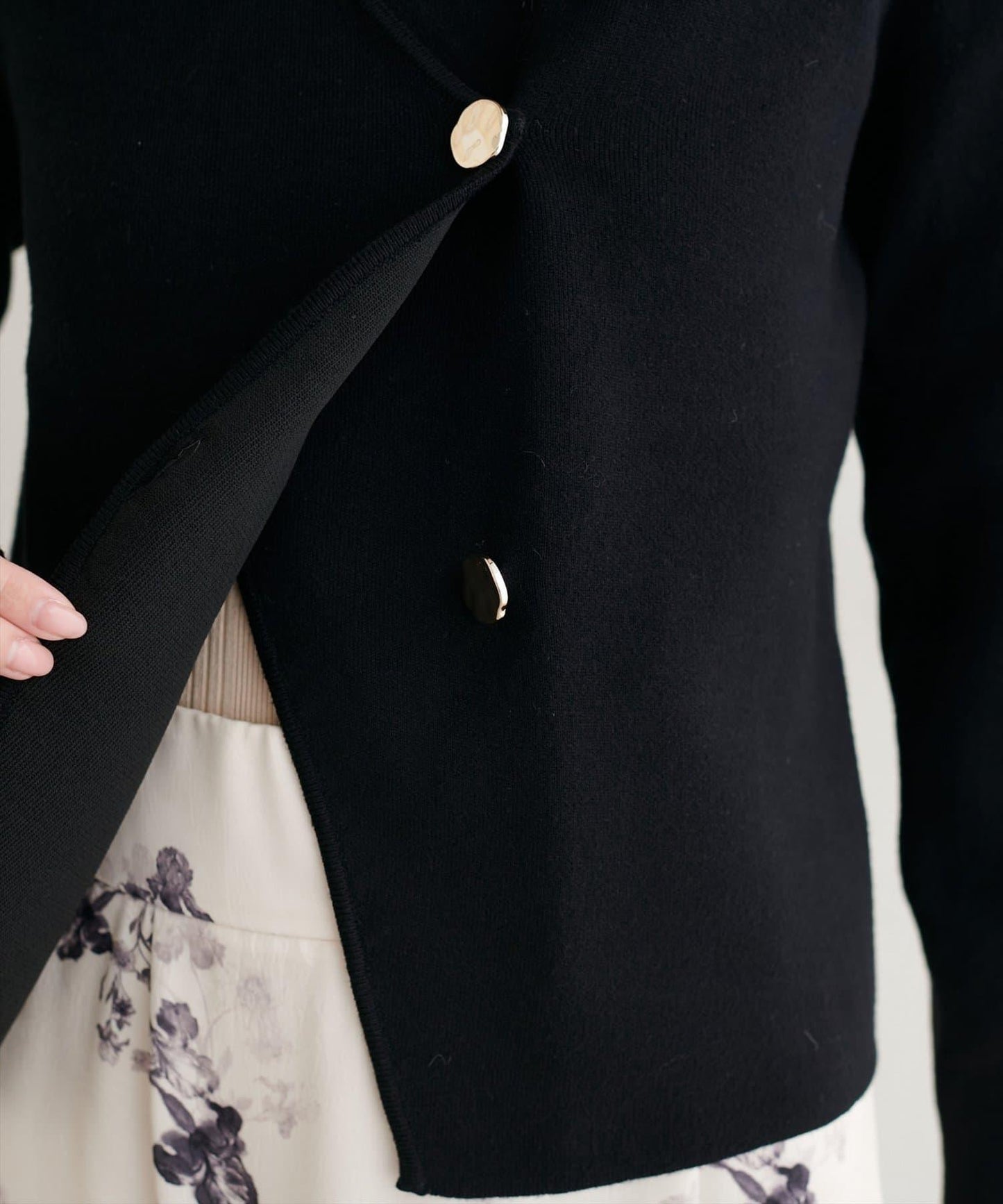 金色紐扣V領套頭衫