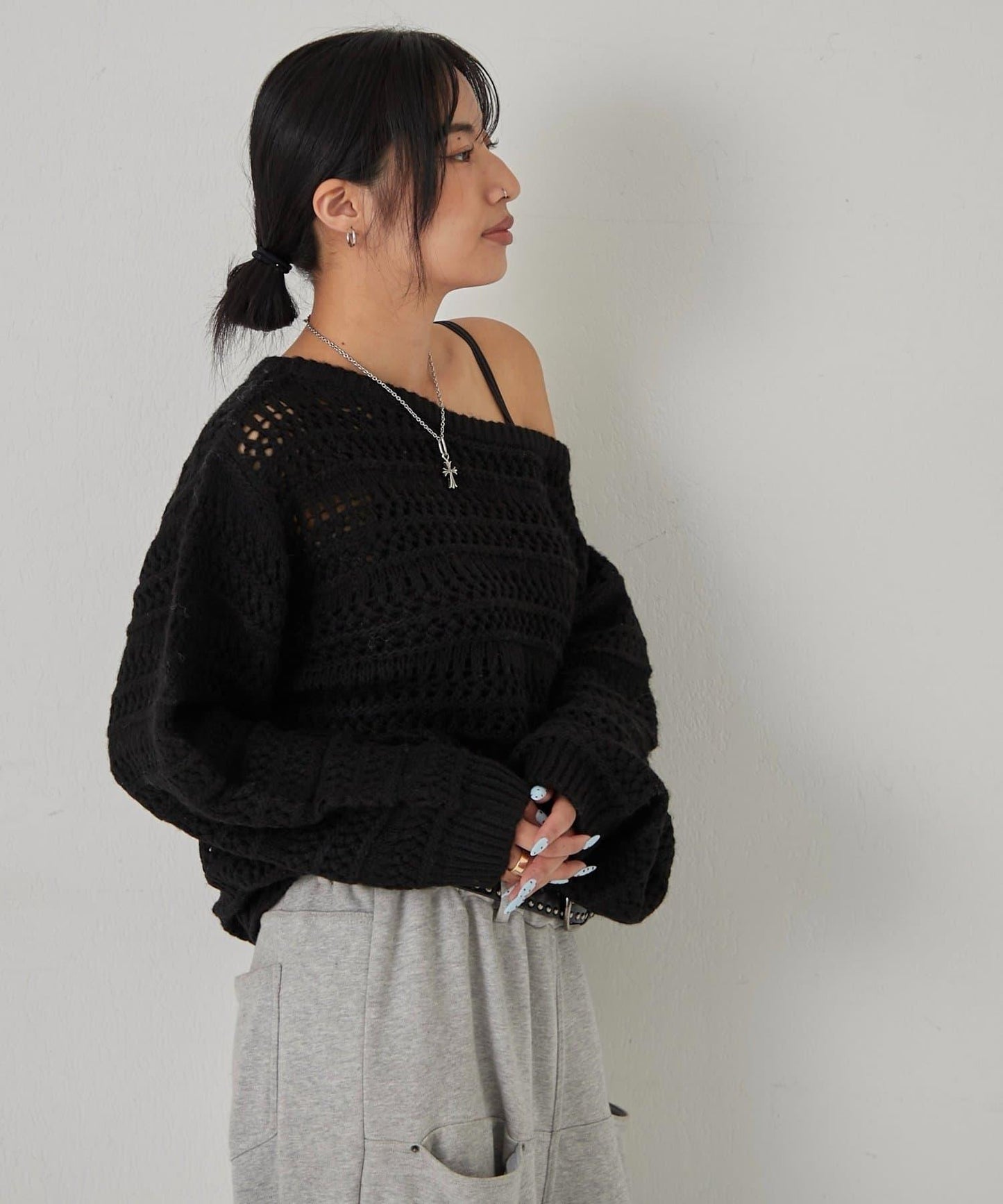 【WHO'S WHO gallery】網眼條紋一字肩兩穿針織衫