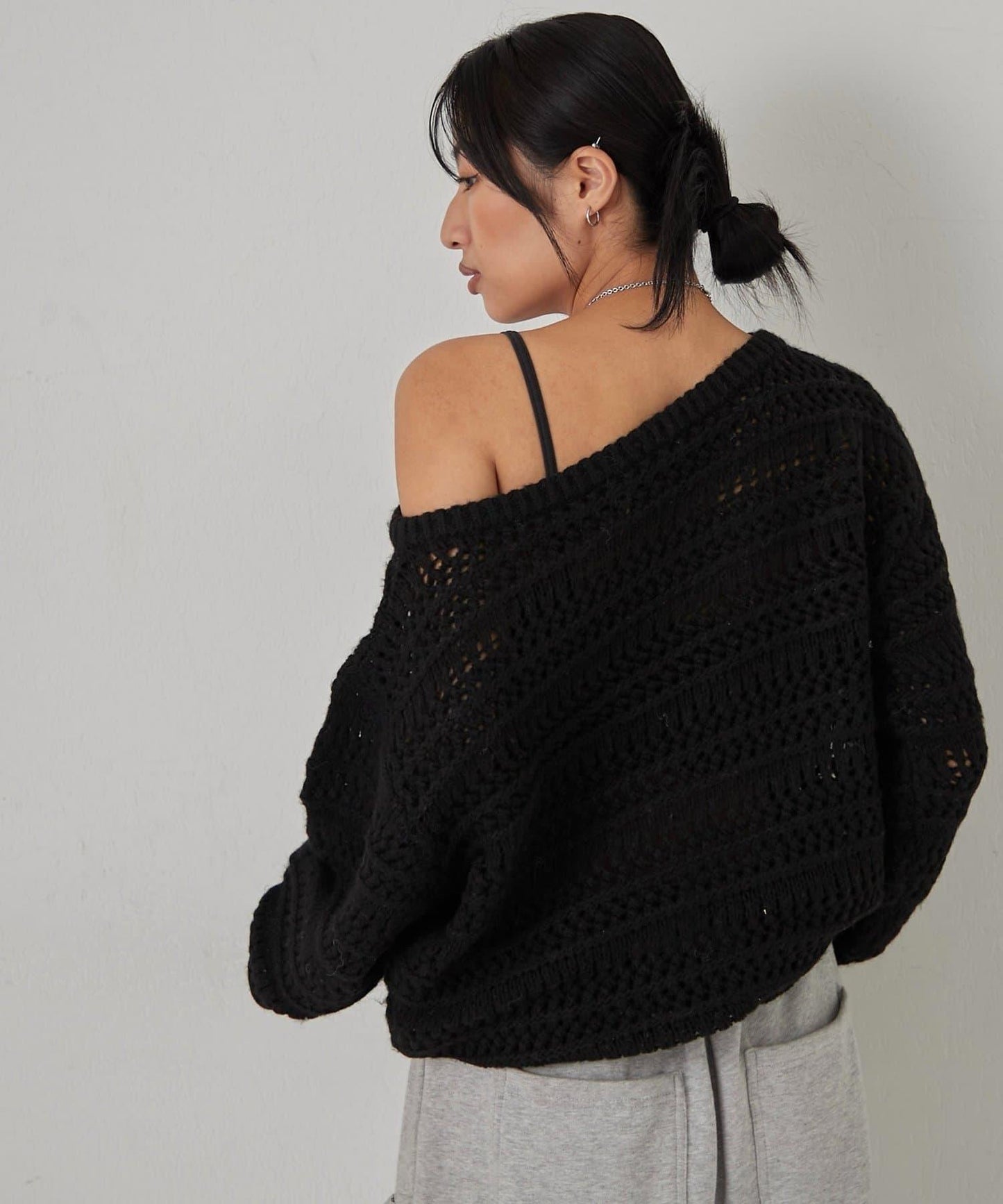 【WHO'S WHO gallery】網眼條紋一字肩兩穿針織衫