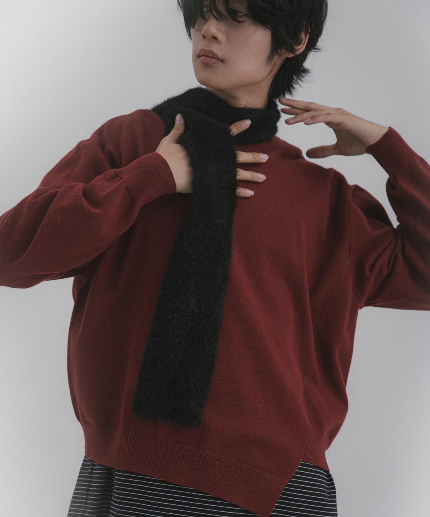 不對稱圓領針織衫