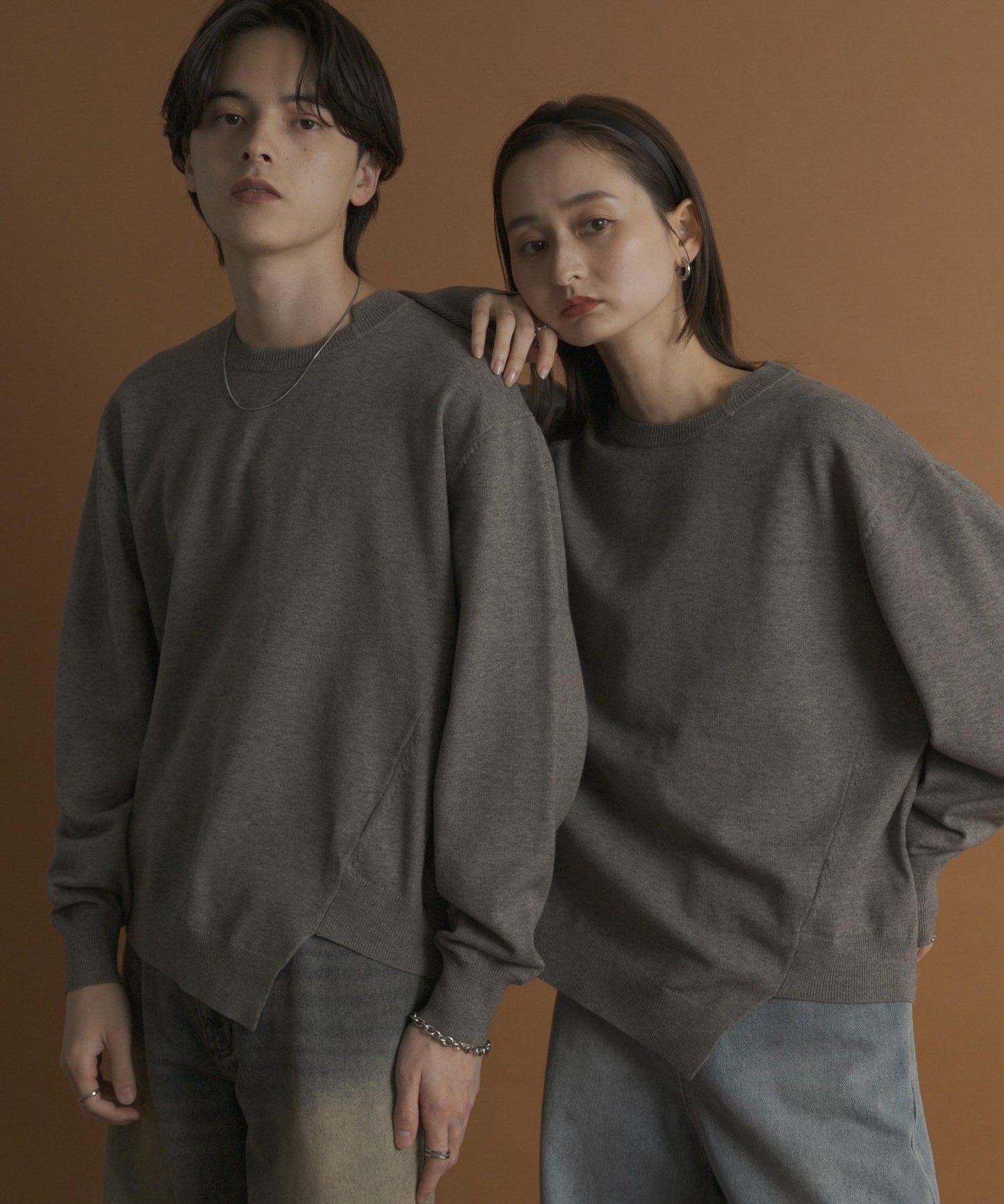 不對稱圓領針織衫