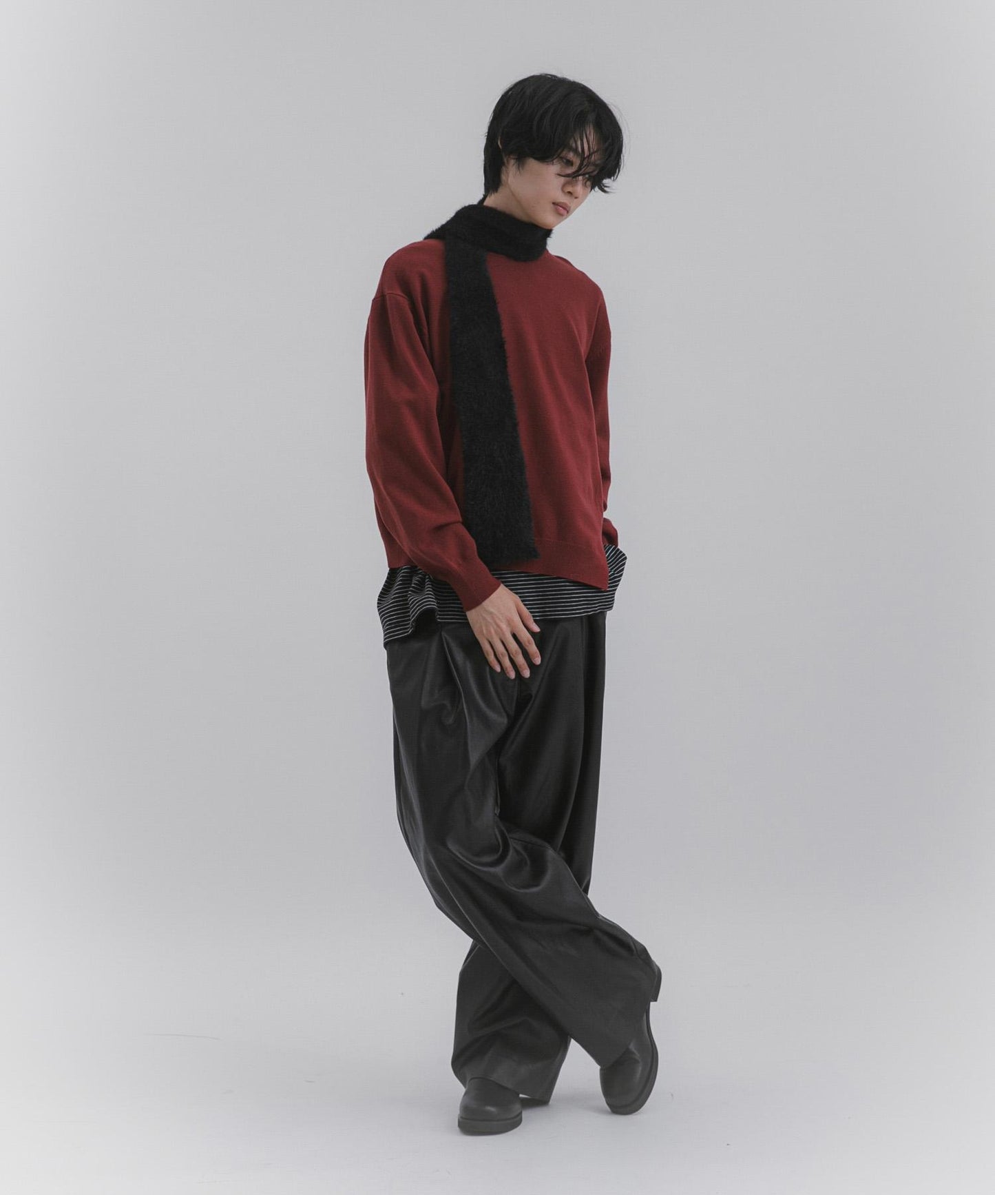 不對稱圓領針織衫