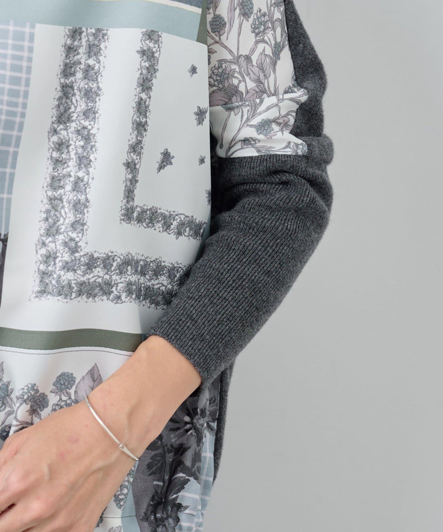 圍巾拼接印花針織衫