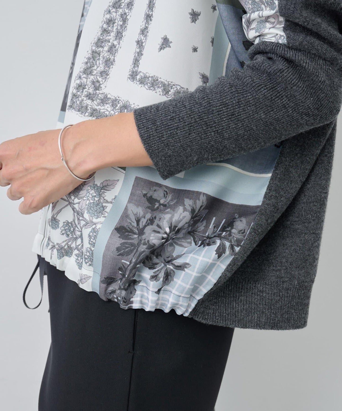 圍巾拼接印花針織衫