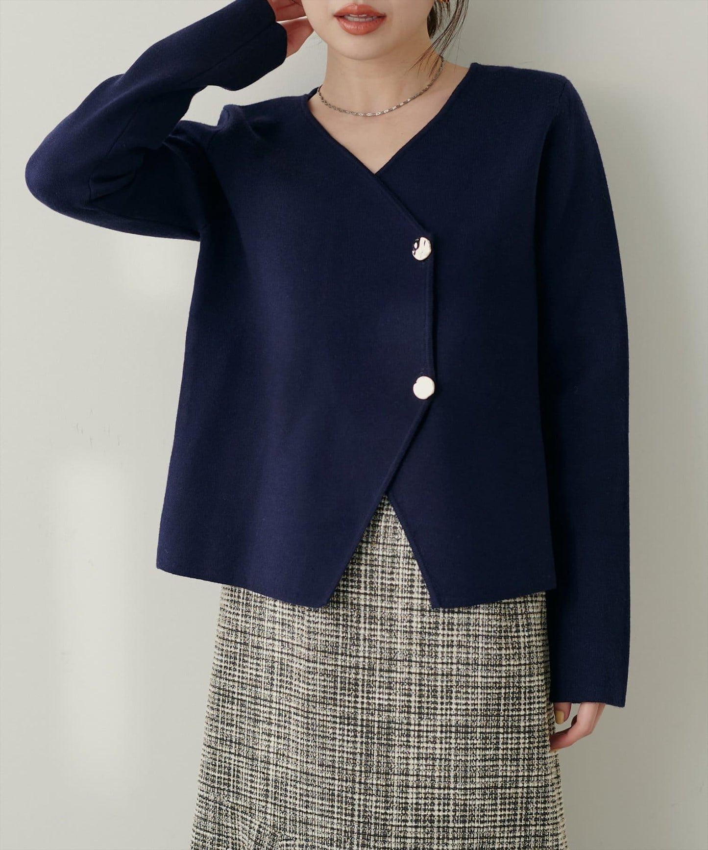 金色紐扣V領套頭衫