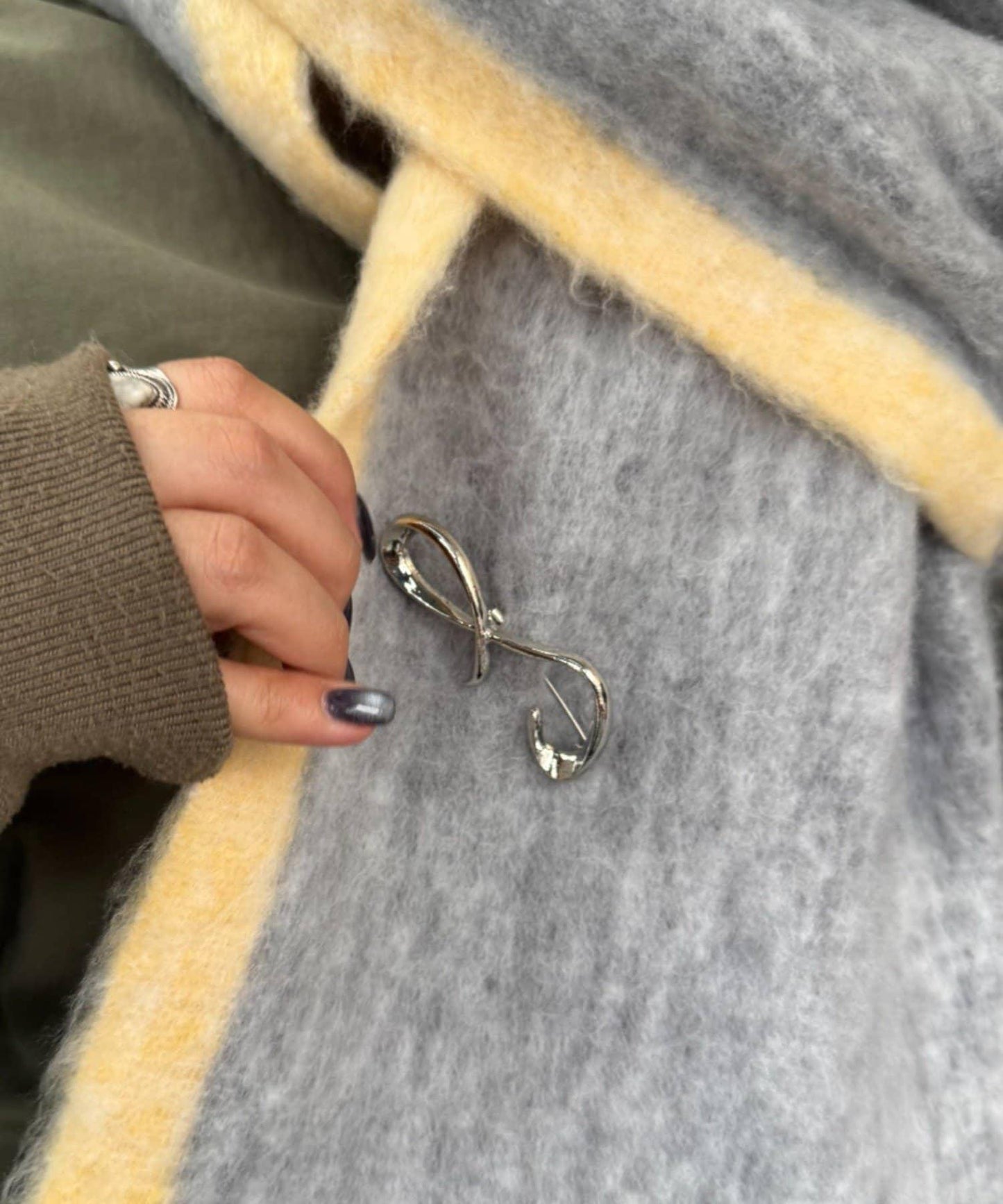 lil 扭轉造型胸針