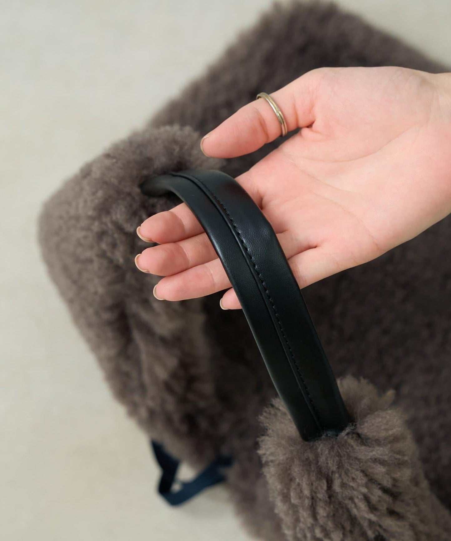 仿羊羔絨三角形包